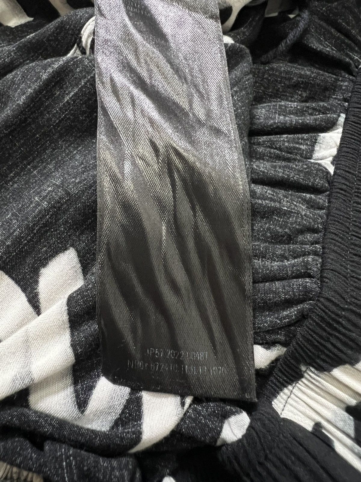 Balenciaga Balenciaga - Scribble Logo Bermuda Shorts Size US 30 / EU 46 - 18 Thumbnail