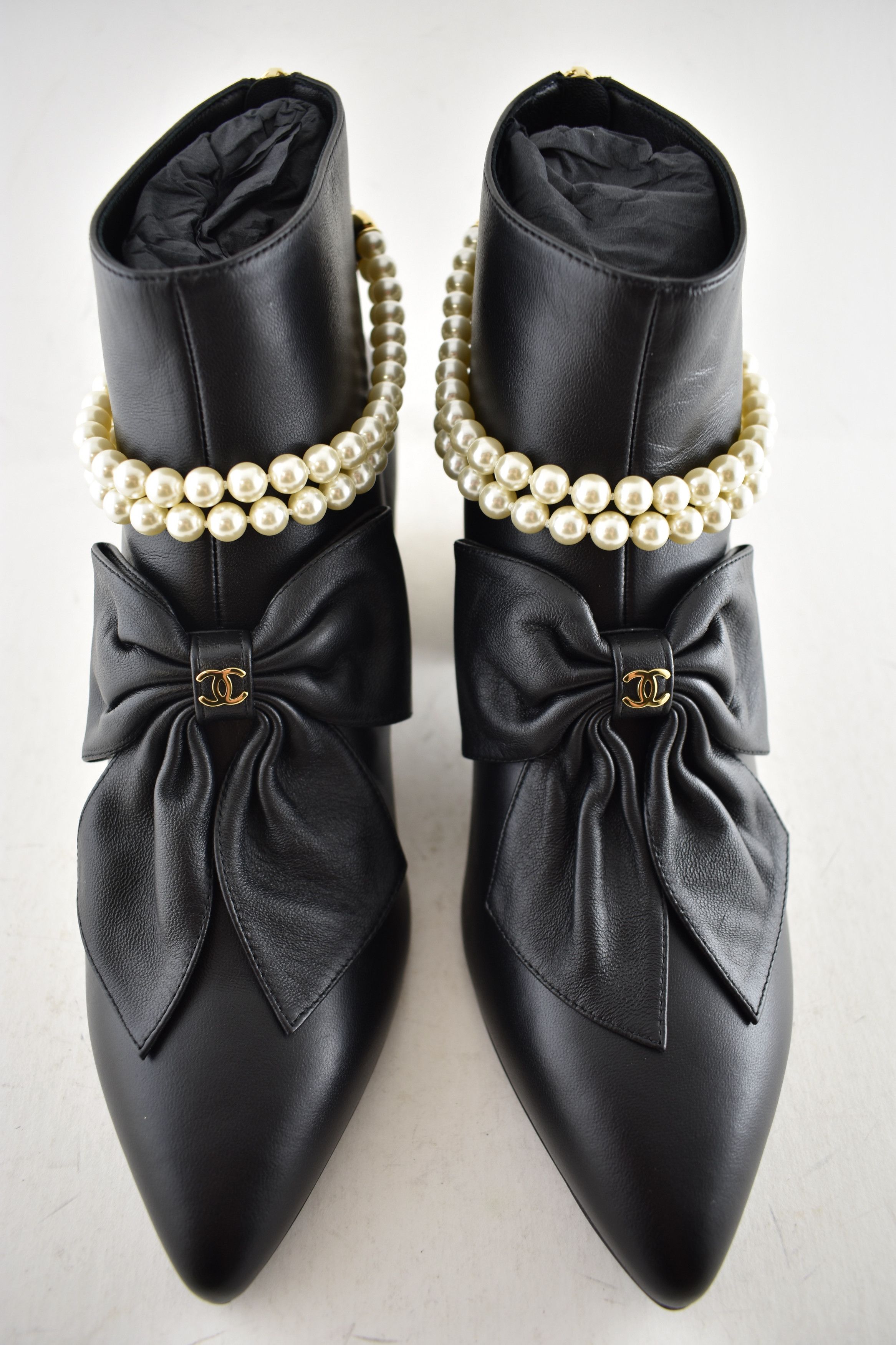 Chanel Chanel 24A Pearl CC Bow Pointed Short Ankle Heel Boots 38 Size US 8 / IT 38 - 14 Thumbnail