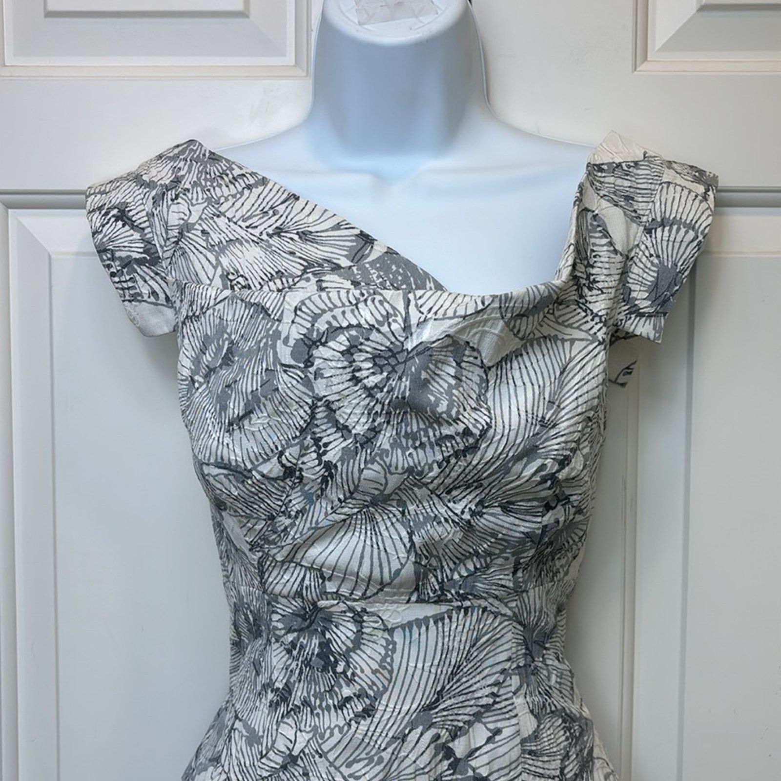 Black Halo Black Halo Jackie O Sheath Dress Floral Textured Size O Size XS / US 0-2 / IT 36-38 - 3 Thumbnail