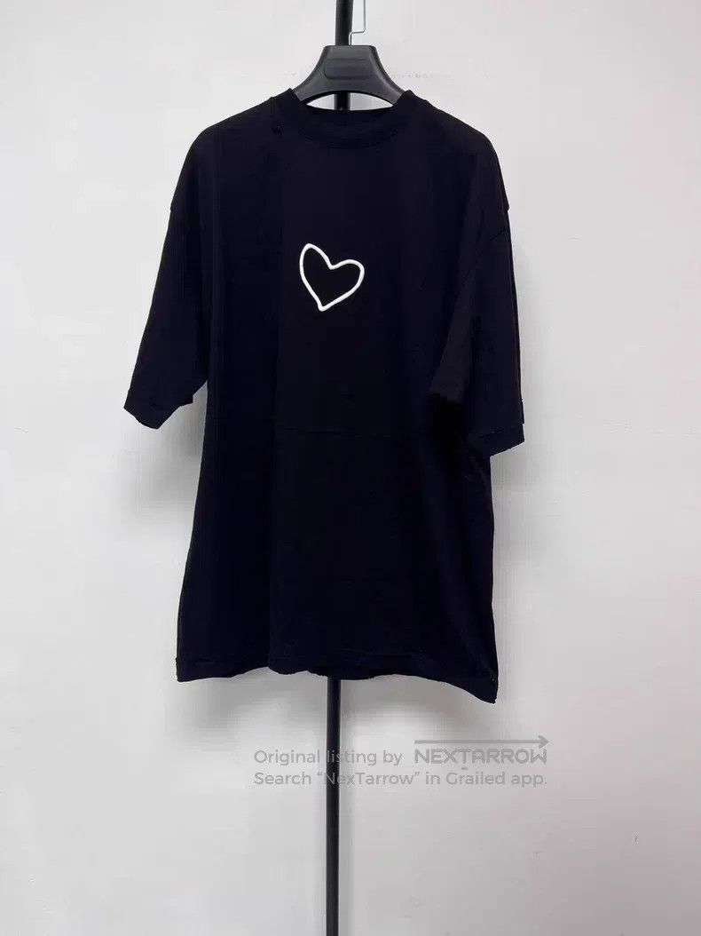 Balenciaga Balenciaga Solid Color Heart Shape Distressed Effect Short Size US M / EU 48-50 / 2 - 1 Thumbnail