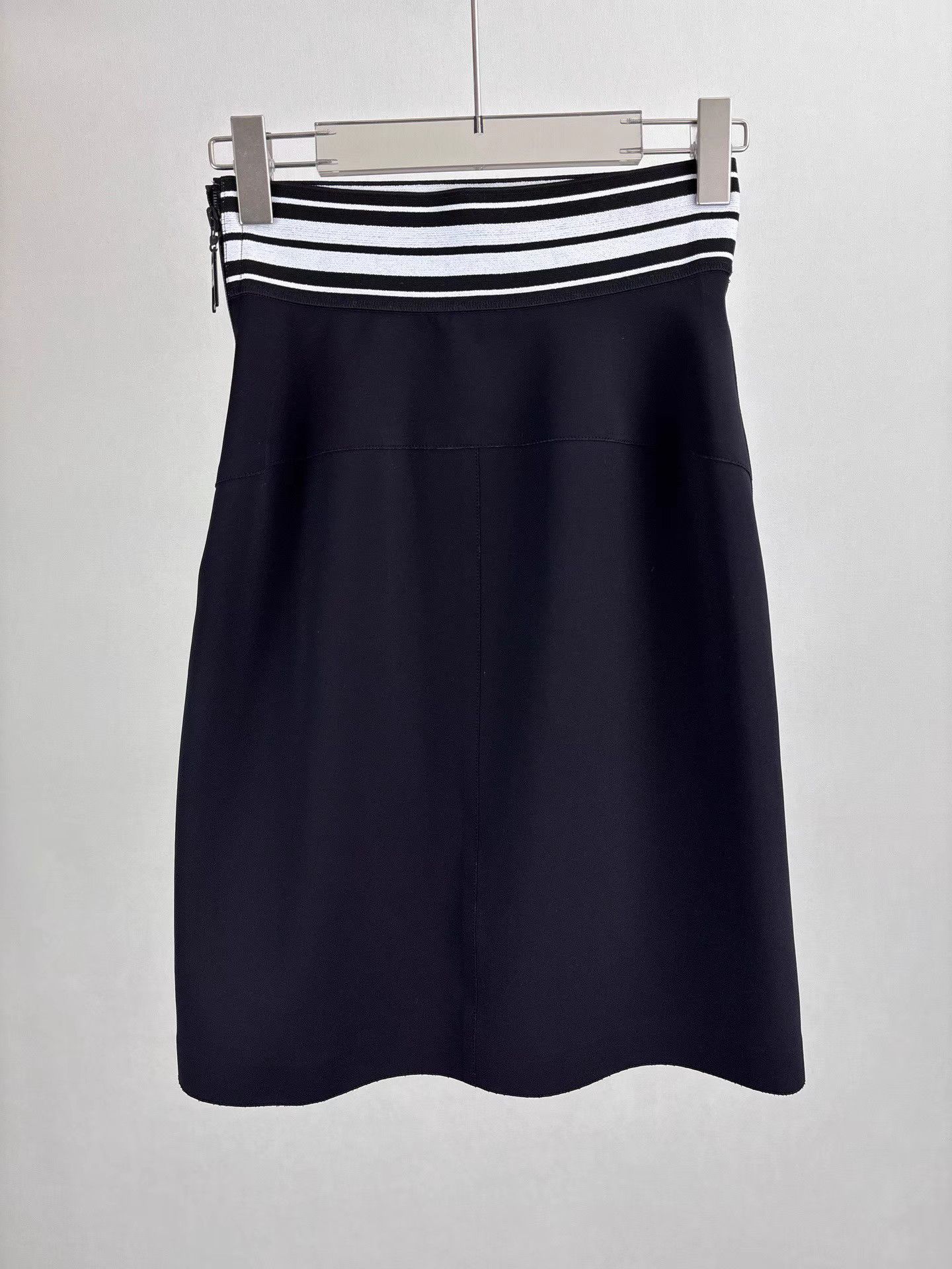 Louis Vuitton LV Black Half Skirt K1 Size 26" / US 2 / IT 38 - 2 Thumbnail