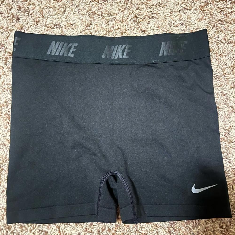 Nike Nike Womens Golf Shorts Unreleased Size 28" / US 6 / IT 42 - 1 Thumbnail