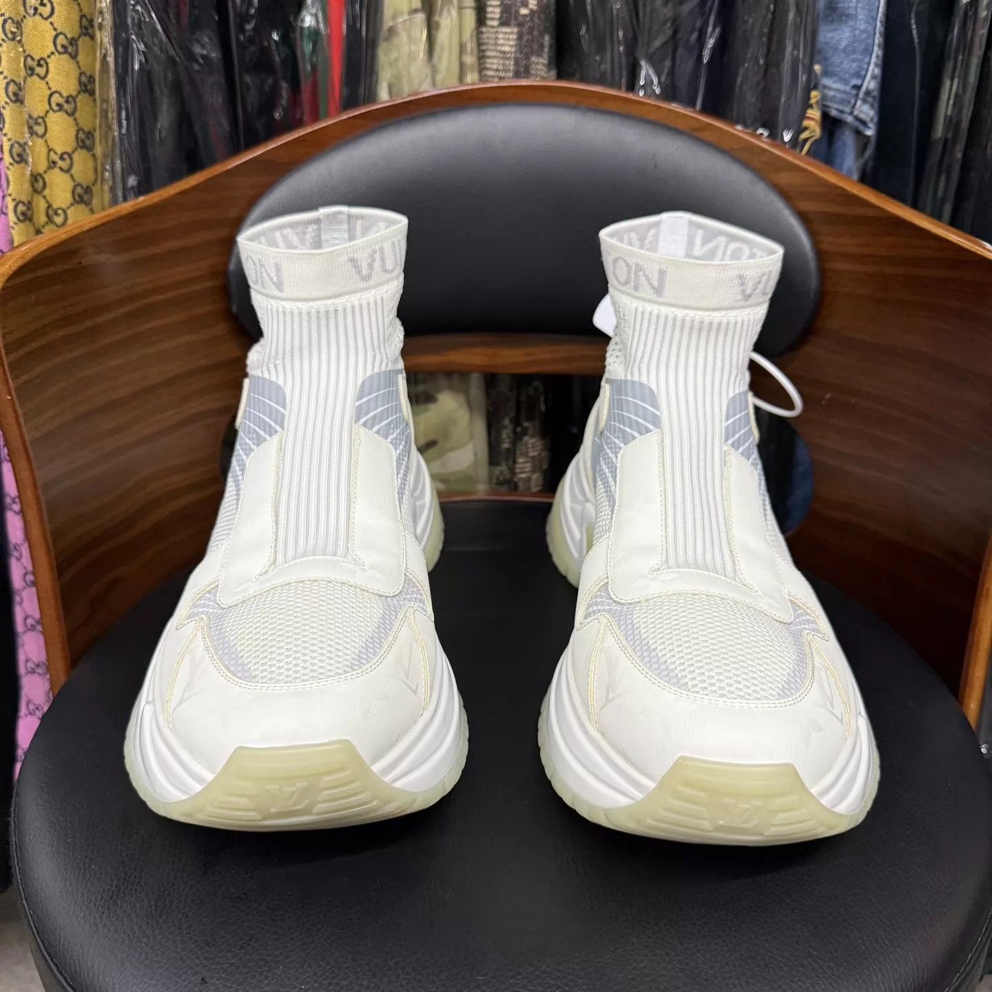 Louis Vuitton LV Run Away Monogram White 7.5US/41.5EU Size US 8.5 / EU 41-42 - 2 Thumbnail