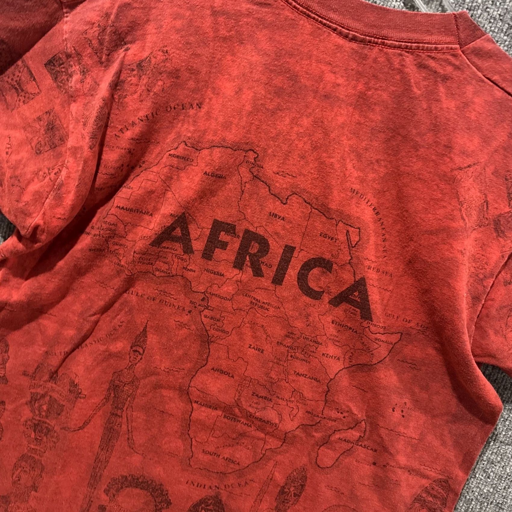 Fruit Of The Loom Vintage 80s 90s Africa Graphic Animals Nature AOP Red Mens Shirt Size XL HTF Size US XL / EU 56 / 4 - 8 Thumbnail