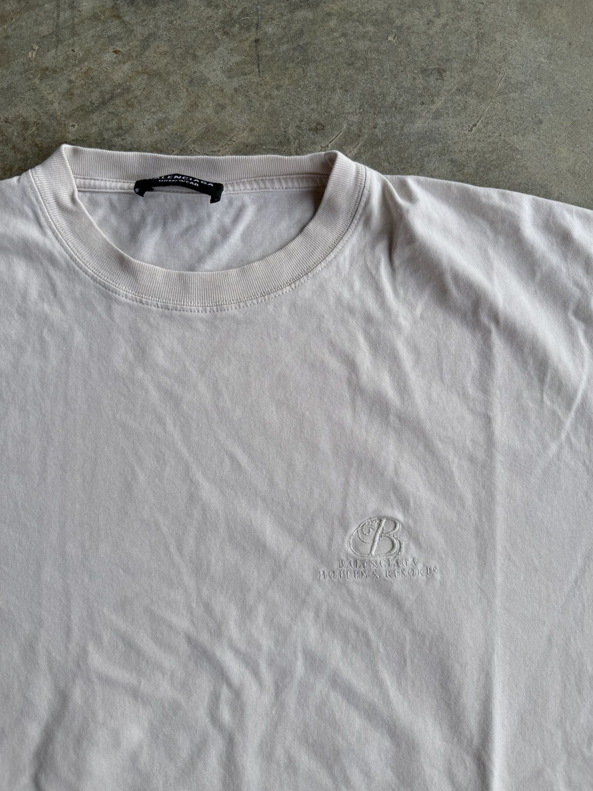 Balenciaga *RARE* HOTEL & RESORT BALENCIAGA DEMNA BEIGE OVERSIZED TEE Size US XS / EU 42 / 0 - 2 Thumbnail