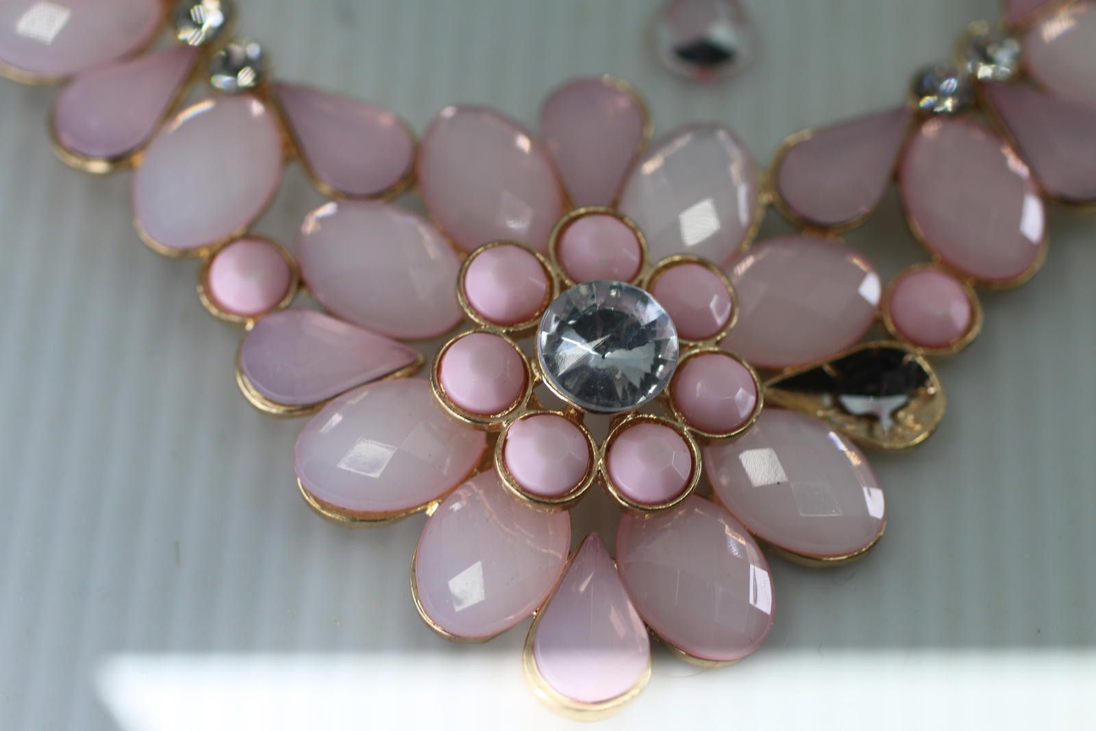 The Unbranded Brand Pink Floral Statement Necklace Gold Tone Rhinestone Flower Size ONE SIZE - 2 Thumbnail