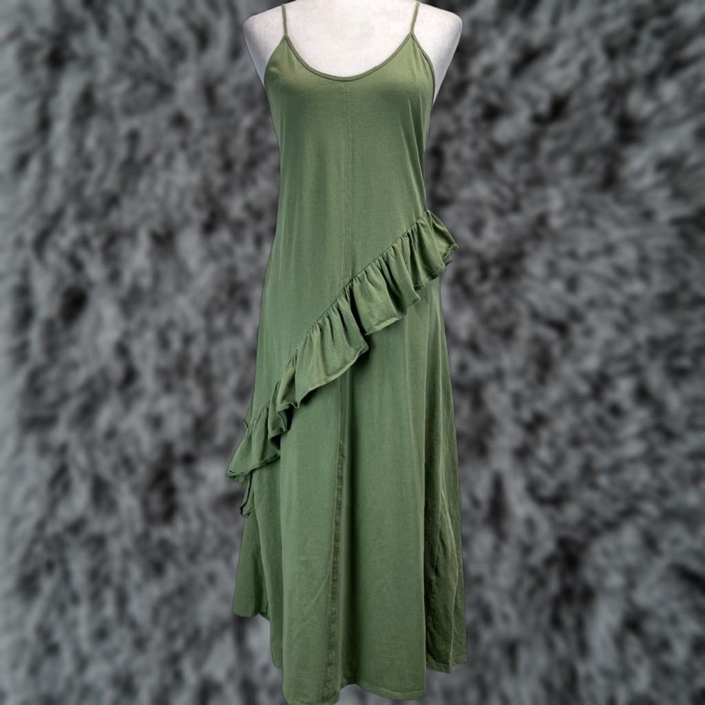 green emerald velvet dress Zara Tiered Floral 3/4 Sleeve Dress- Size L – The Saved Collection main image 1