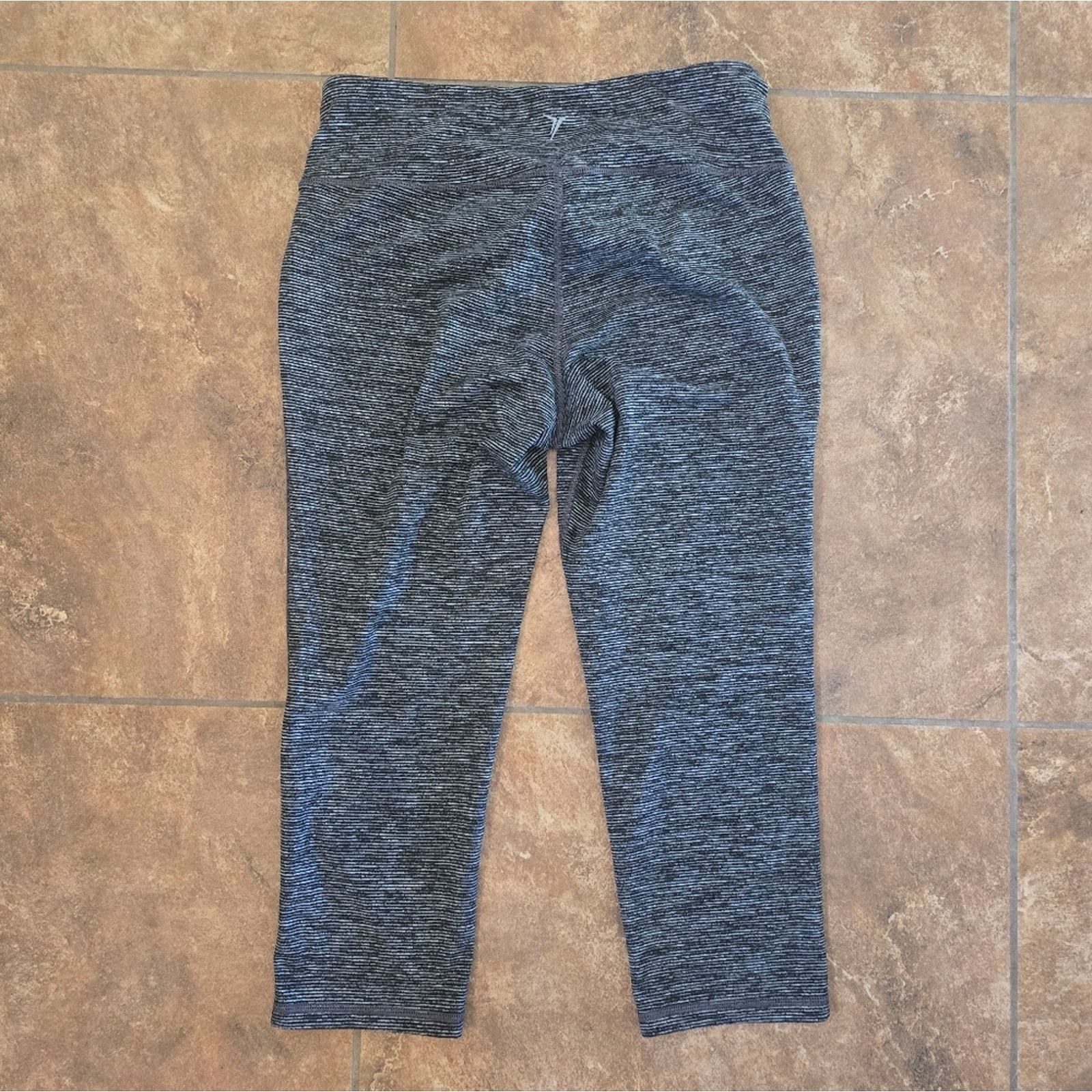 Old Navy Grey Striped | OLD NAVY | Fitted Athletic Capri Size 34" / US 12 / IT 48 - 2 Thumbnail