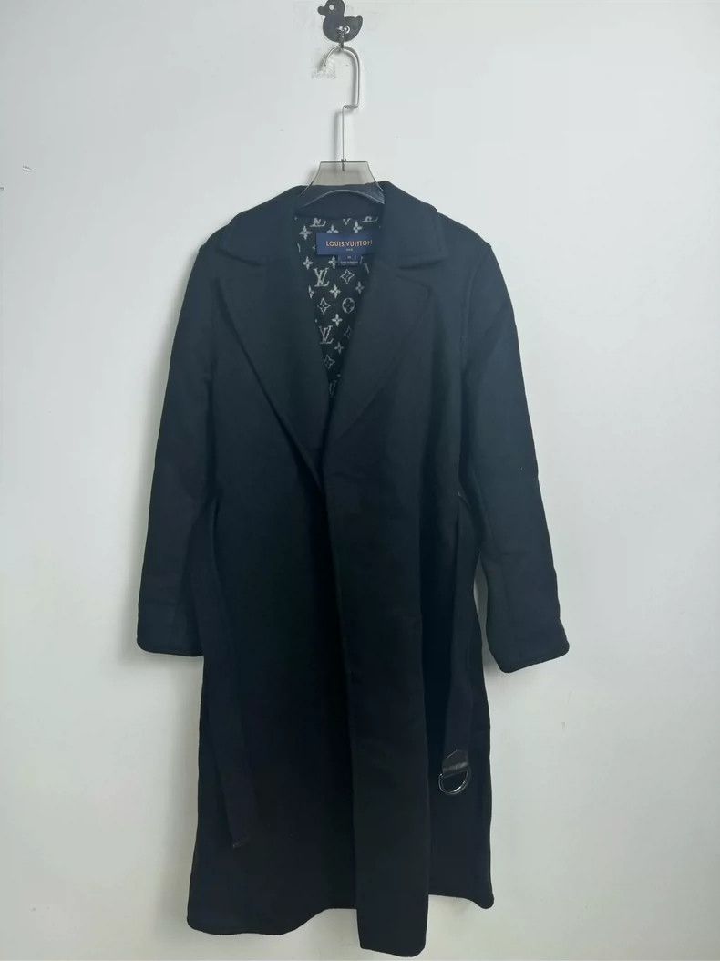 Louis Vuitton Louis Vuitton Solid color coat with full logo inside coat Size XS / US 0-2 / IT 36-38 - 5 Thumbnail