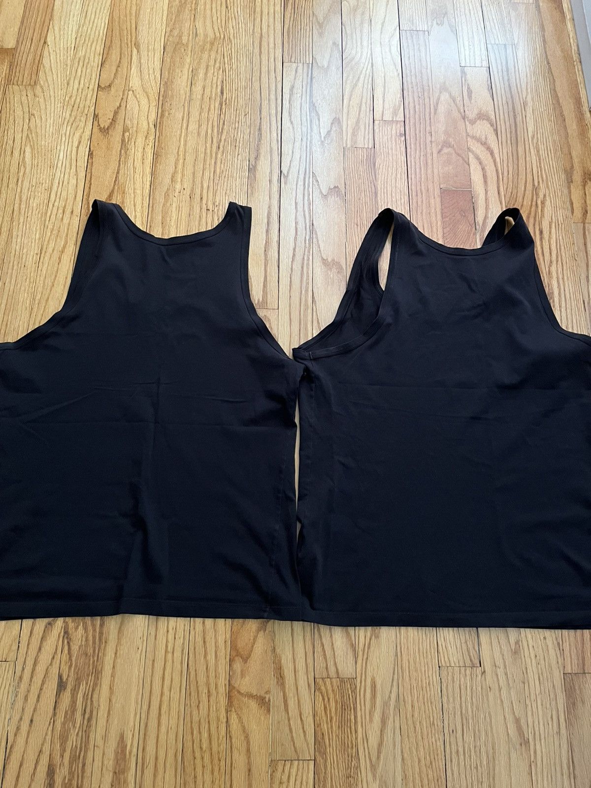 Uniqlo uniqlo airism tank tops size large x2 Size US L / EU 52-54 / 3 - 6 Thumbnail
