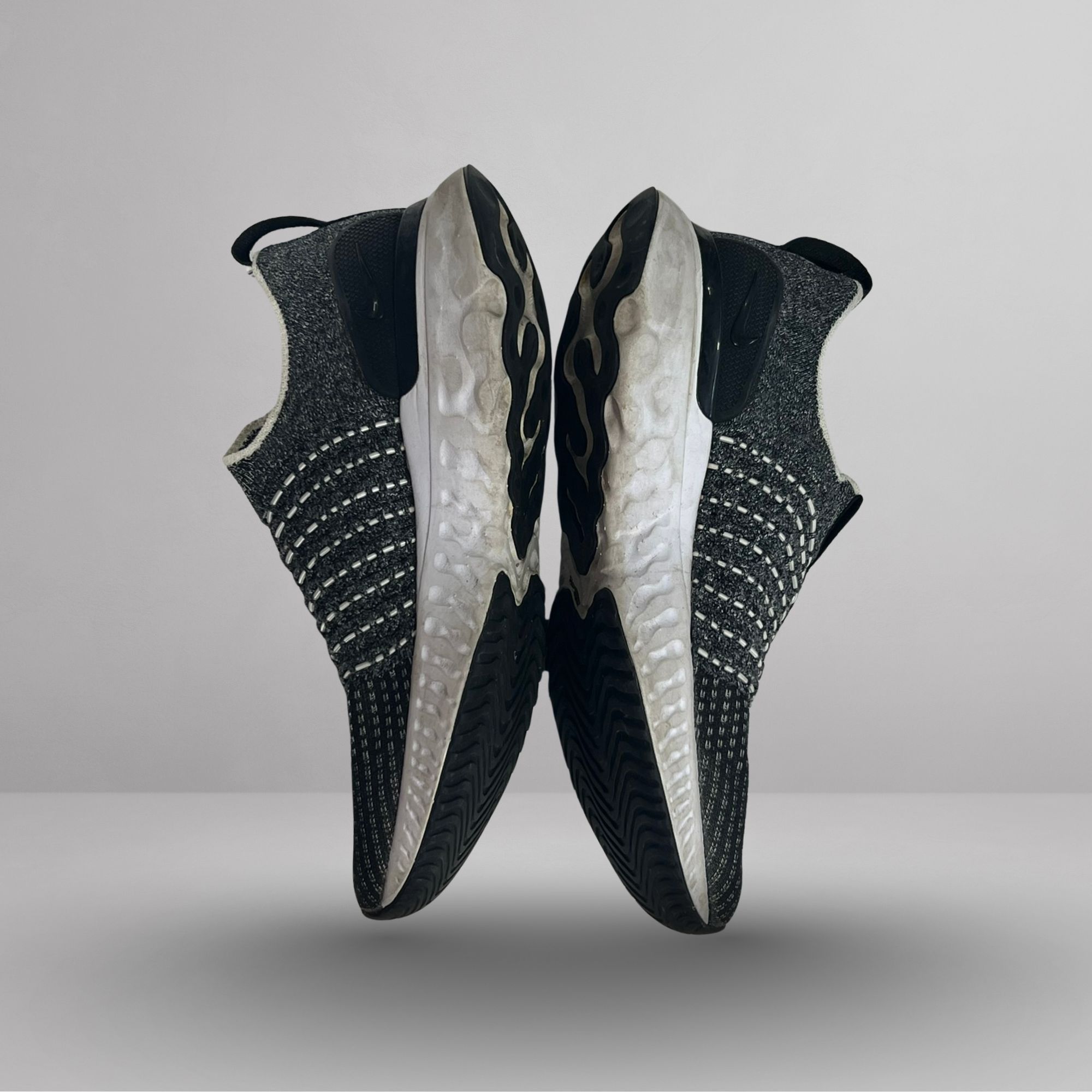 Nike Nike Women’s React Phantom Run Flyknit 2 Black/White Running Size US 7.5 / IT 37.5 - 2 Thumbnail