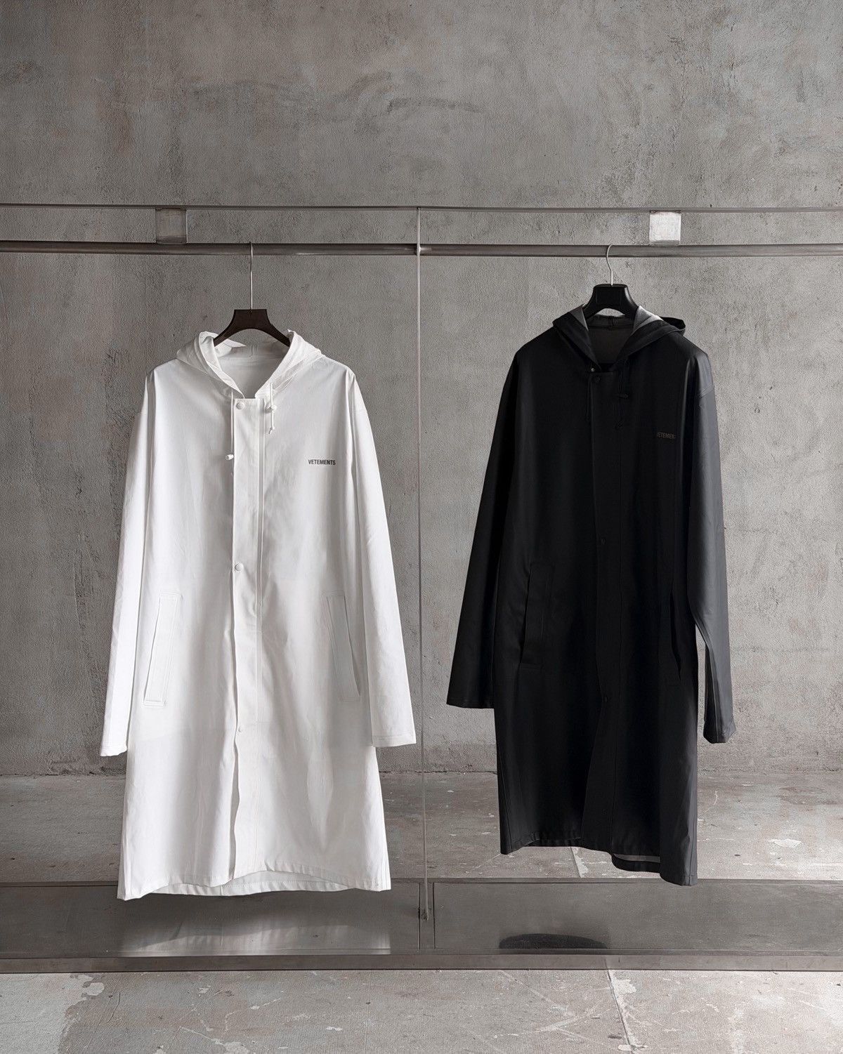 Vetements Vetements Rain Coat Size US XL / EU 56 / 4 - 6 Thumbnail