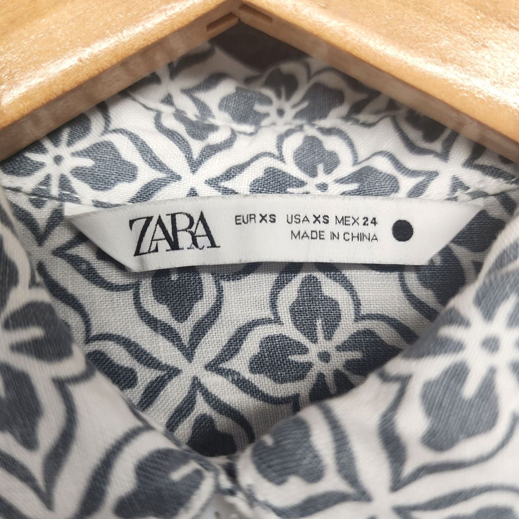Zara VINTAGE Zara Top Womens XS Grey Geometric Floral 100% Linen Lagenlook Womens XS Gray Geometric Floral Linen Button-Up Collared Mens? Size XS / US 0-2 / IT 36-38 - 3 Thumbnail