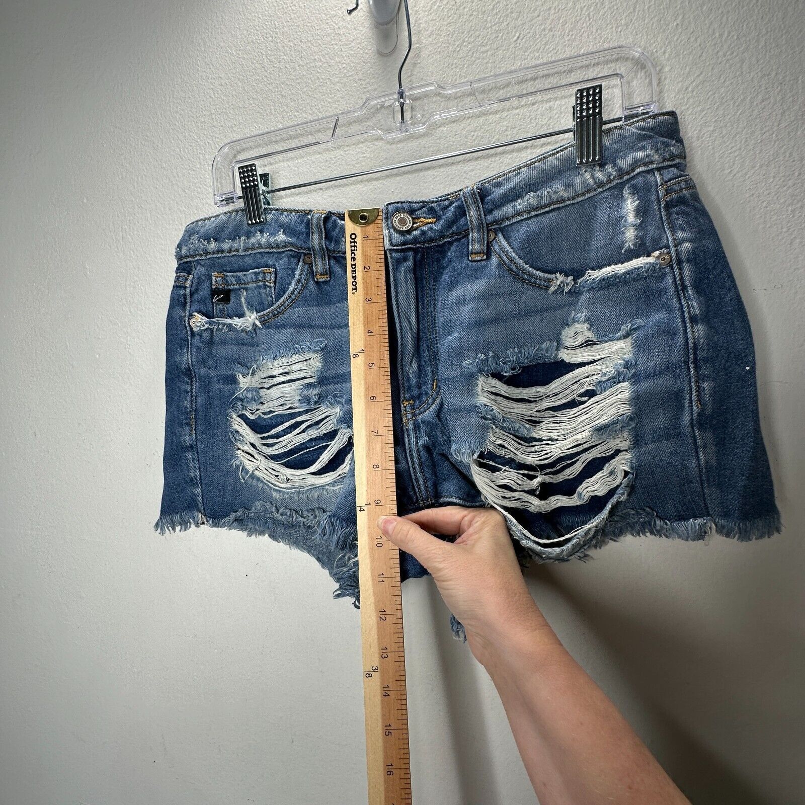 Other Kancan Medium Wash Mid-Rise Distressed Raw Hem Shorts 28 Size 28" / US 6 / IT 42 - 11 Thumbnail