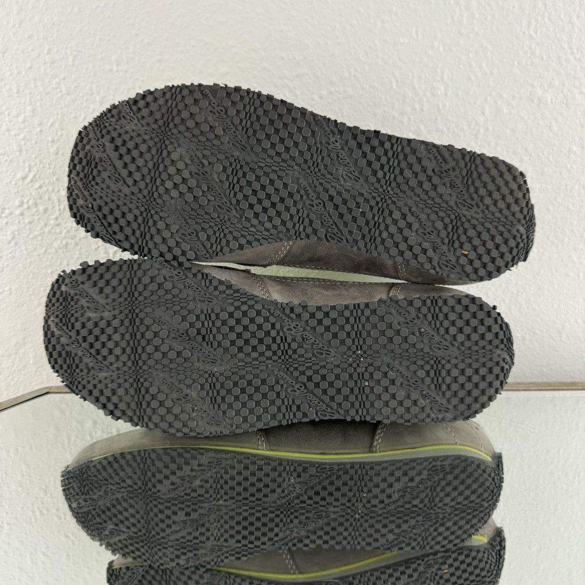 Eddie Bauer EDDIE BAUER Y2K Grey Neon Green Suede Sporty Slip On Flats Size US 7 / IT 37 - 11 Thumbnail