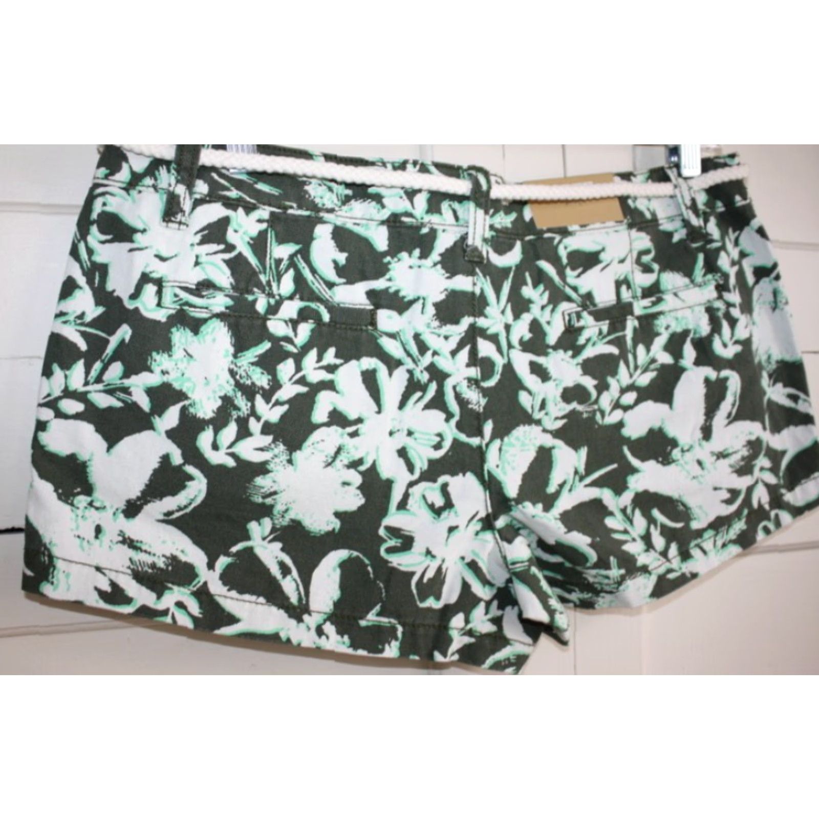 Mossimo Mossimo Women's Short Shorts Mossimo Jr's / Women's Fit 6 9 Denim 100% Cotton Green Beige Floral Pockets Low waist Straight Hip 2 inch inseam Casual Size 30" / US 8 / IT 44 - 6 Thumbnail