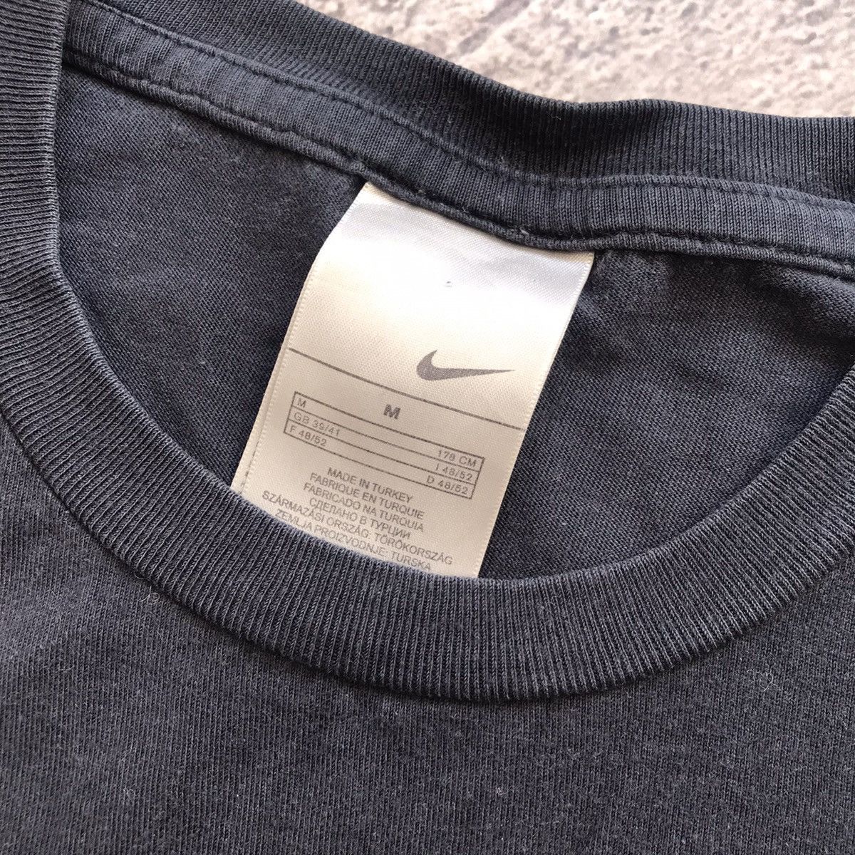 Vintage Vintage Nike Swoosh Tee Y2K Streetwear Black Small Logo M Size US M / EU 48-50 / 2 - 4 Thumbnail