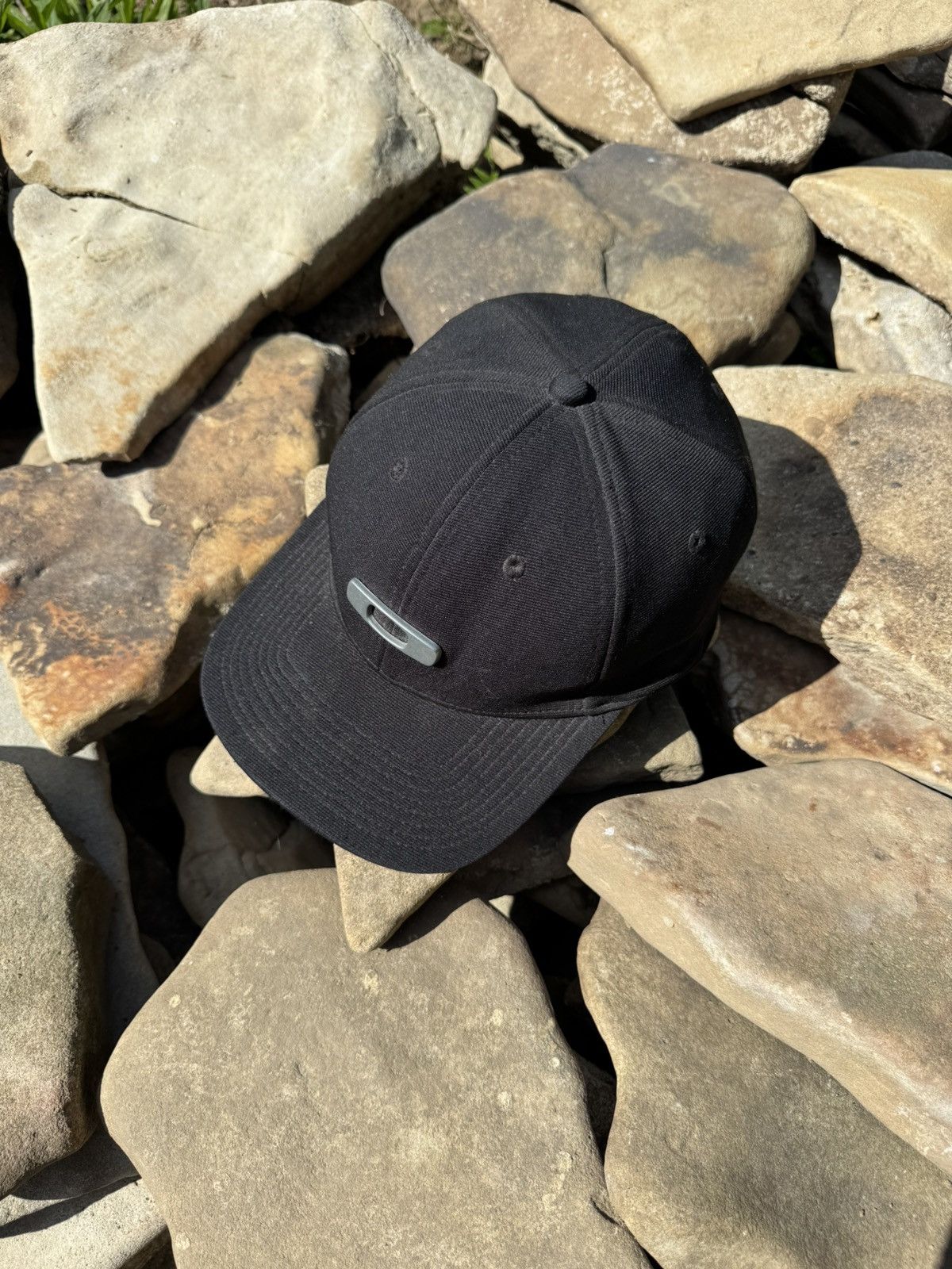 Vintage Vintage Oakley Metal logo Y2k Cap Size ONE SIZE - 3 Thumbnail