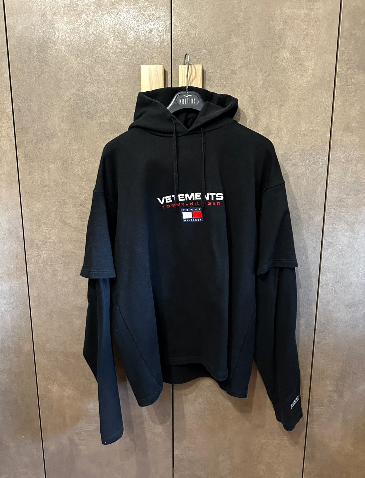 Tommy Hilfiger × Vetements Vetements x Tommy Hilfiger Double Sleeve Hoodie Black Size S Size US S / EU 44-46 / 1 - 1 Thumbnail