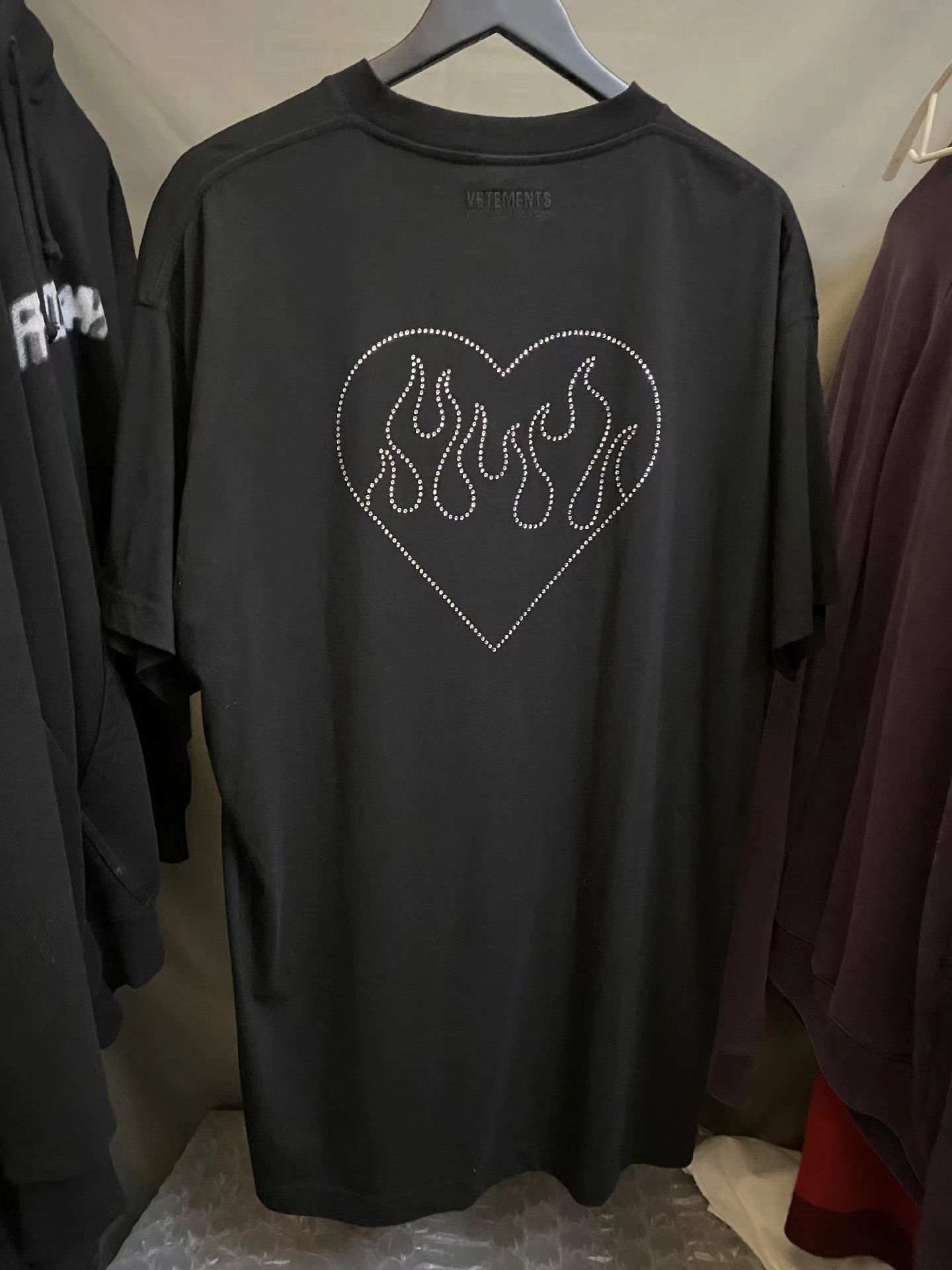 Vetements Vetements Heart Rhinestone T-shirt Size US S / EU 44-46 / 1 - 1 Thumbnail