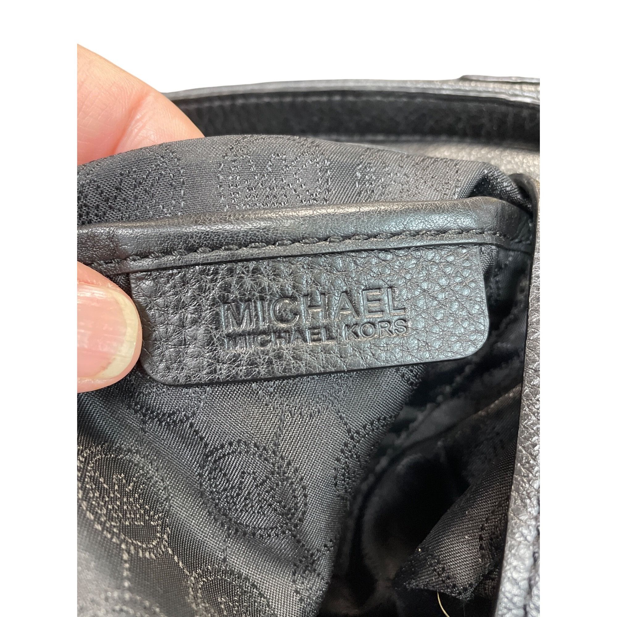 Michael Kors Michael Kors black leather pebbl;ed gold ware crossbody shou Size ONE SIZE - 22 Thumbnail