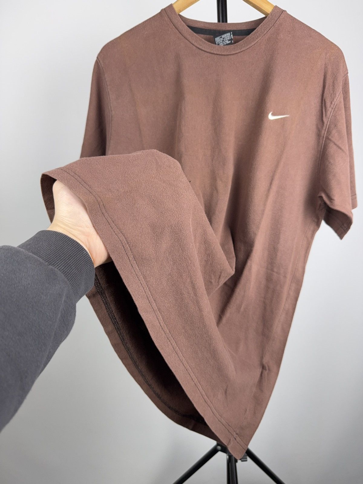 Nike Vintage 90s Nike Faded Mini Swoosh Brown T-Shirt Vintage Y2K Size US L / EU 52-54 / 3 - 12 Thumbnail