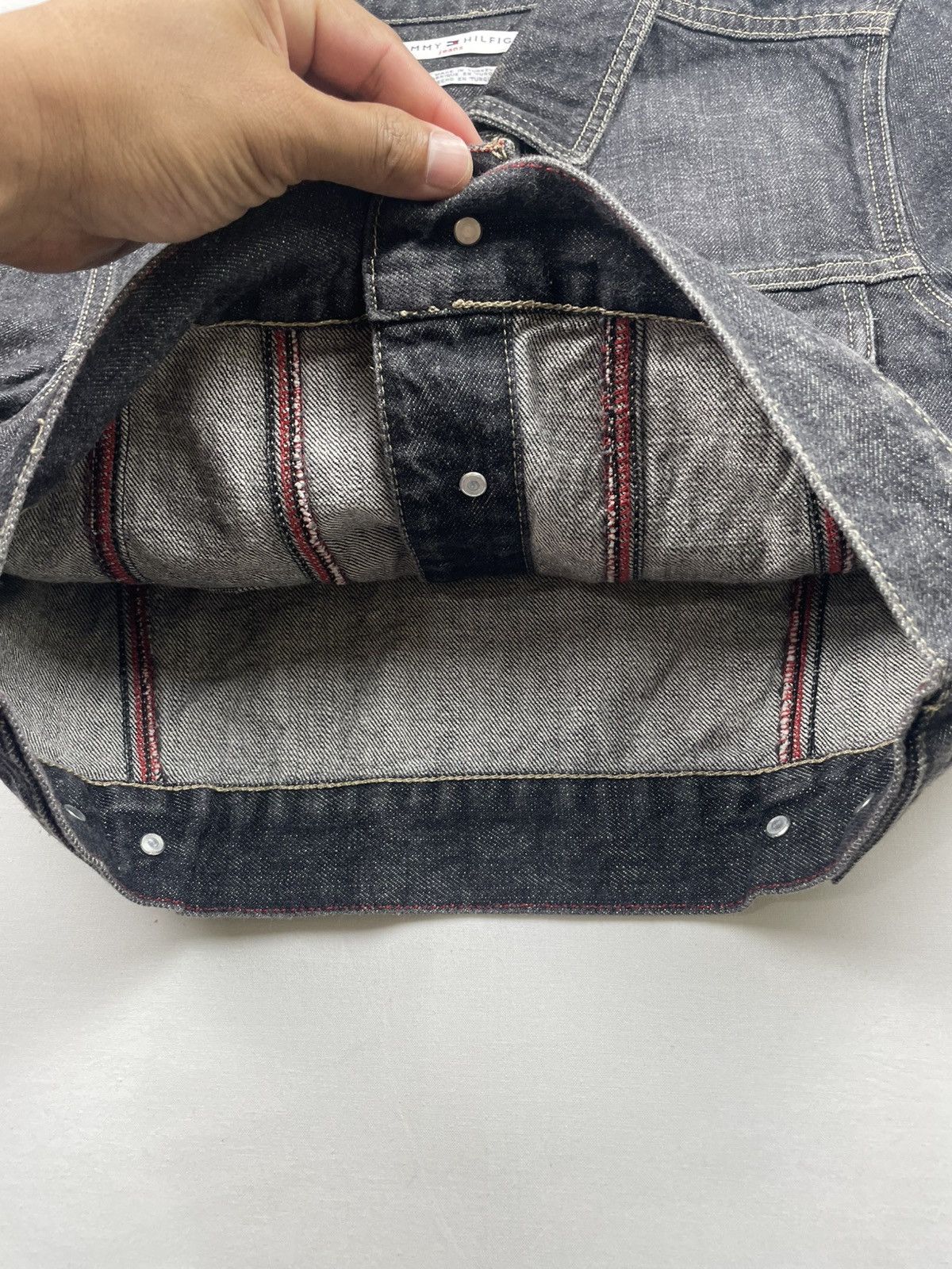 Tommy Hilfiger Tommy Hilfiger Cropped Denim Jacket Featuring Branded Button Size M / US 6-8 / IT 42-44 - 6 Thumbnail