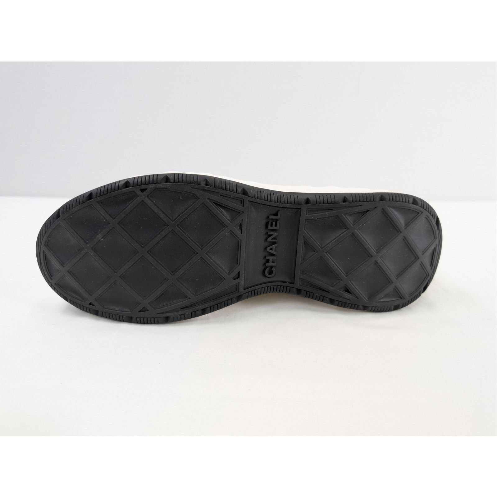 Chanel o1rshd1 Low Top Sneakers in White/Black Size US 10 / EU 43 - 13 Thumbnail