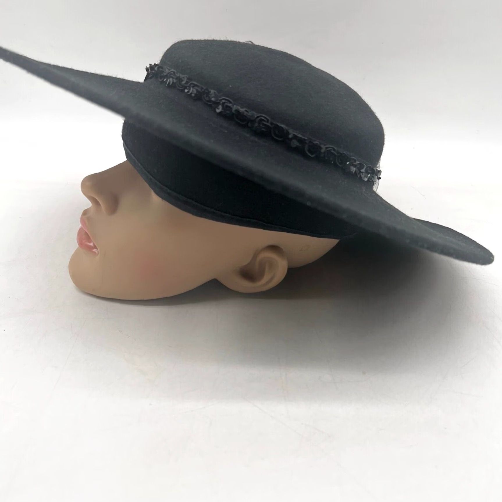 FELT VINTAGE Hollywood Black Wool Felt Spoon Hat Short Veil Band Bow One Size Women Size 42" / US 20 - 2 Thumbnail