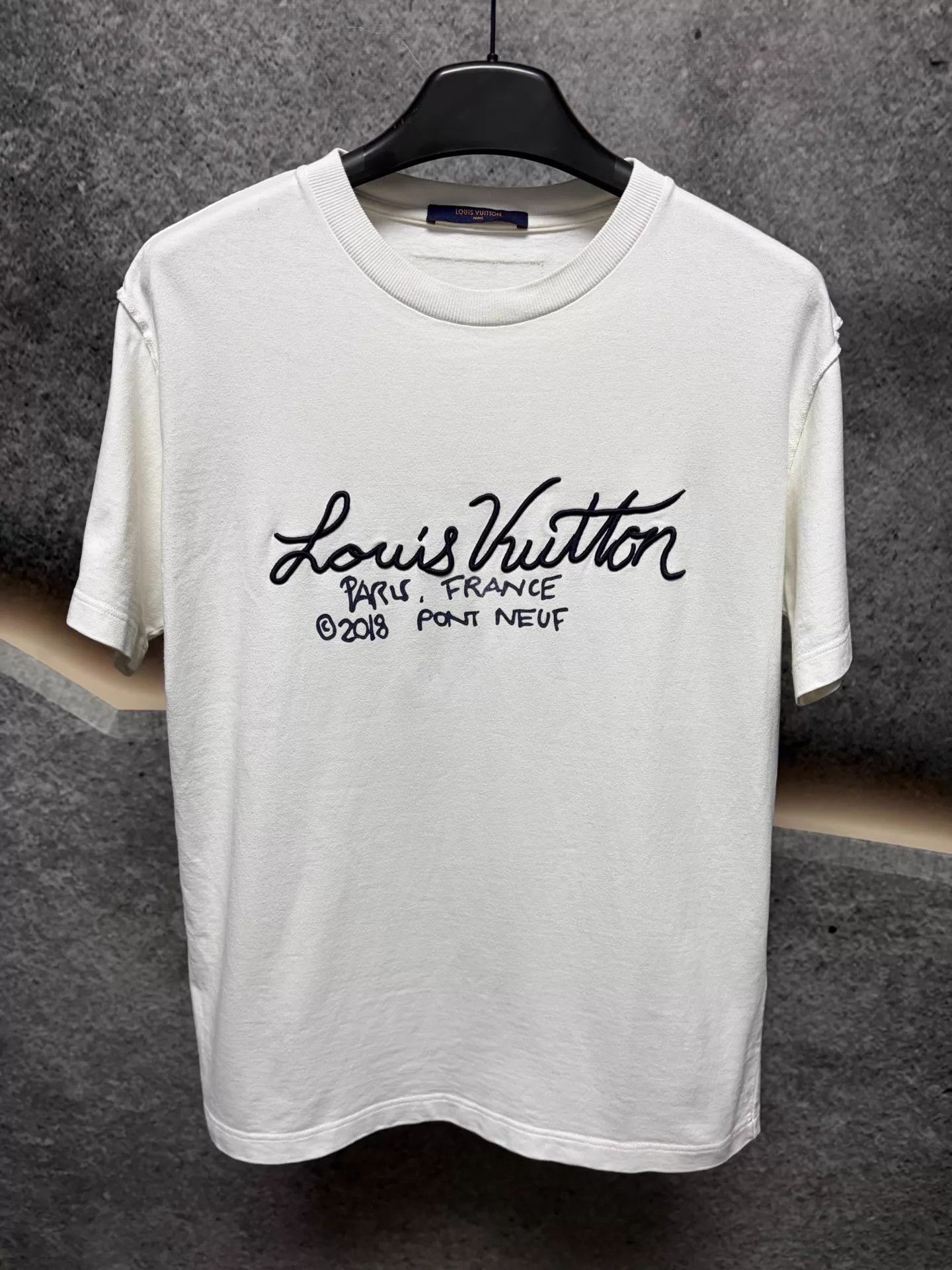 Louis Vuitton LV short sleeve tee M white script logo embroidered Size US M / EU 48-50 / 2 - 1 Thumbnail