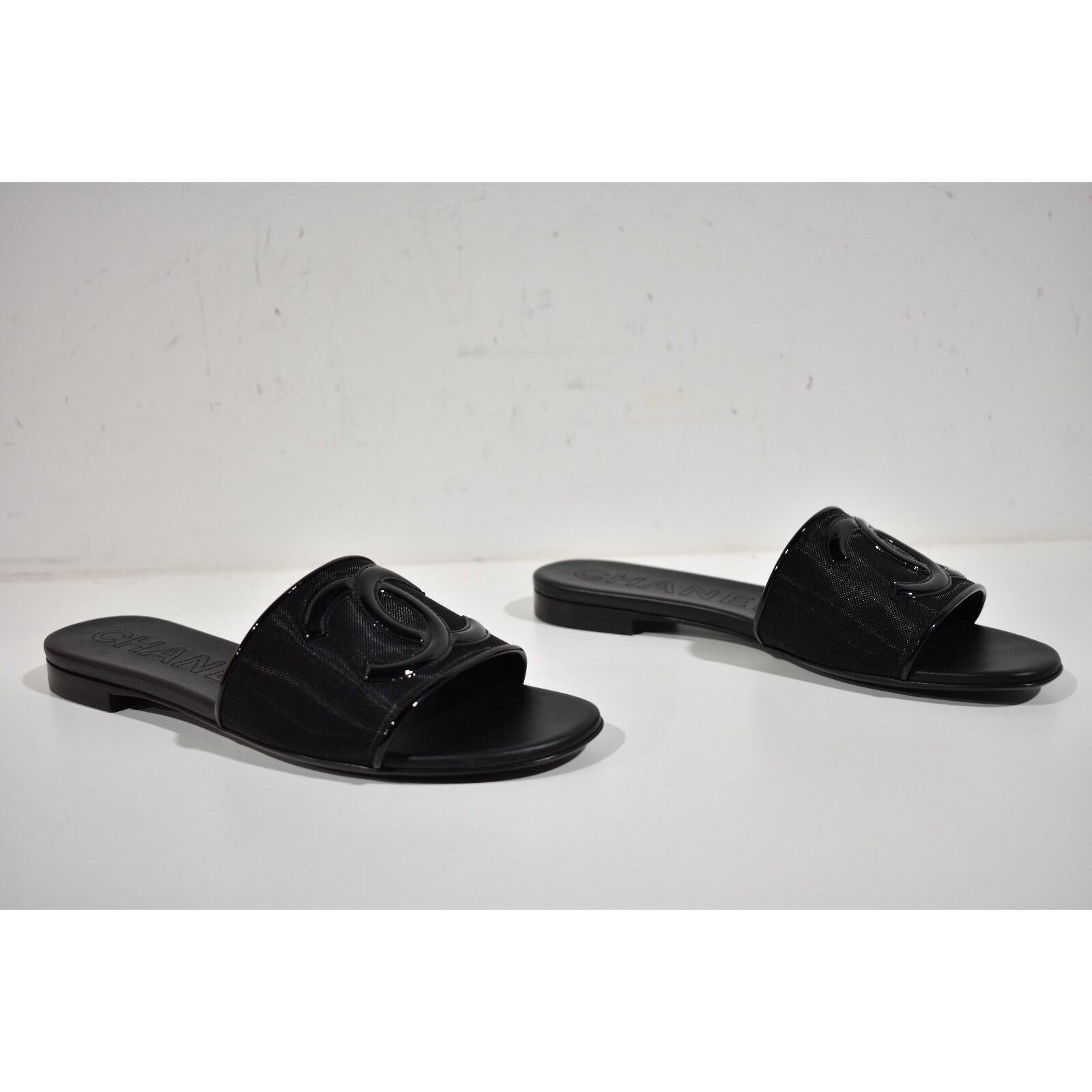 Chanel Chanel 23P Black Mesh Patent Leather CC Logo Slide Sandal Size US 8 / IT 38 - 3 Thumbnail