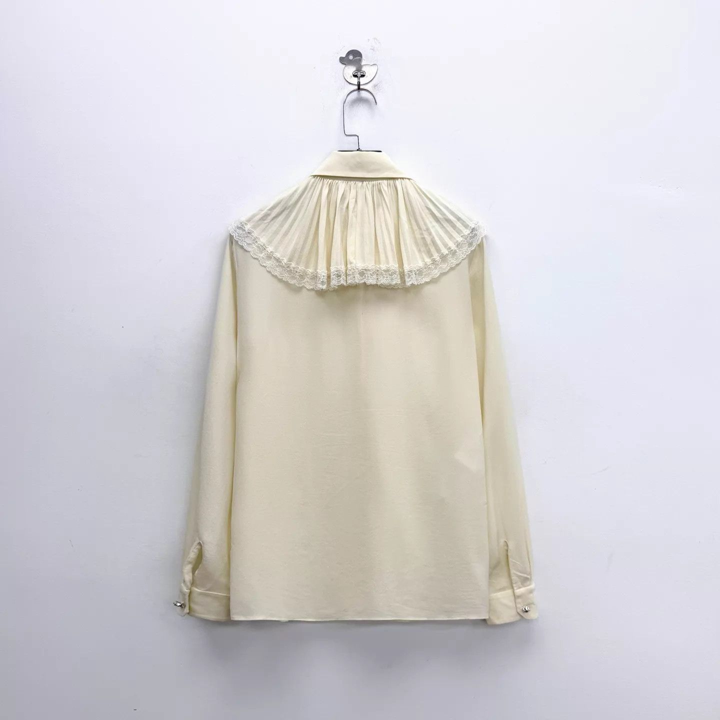 Gucci Gucci Beige Silk Crystal Buckle Bow Lace Shirt Size XS / US 0-2 / IT 36-38 - 2 Thumbnail