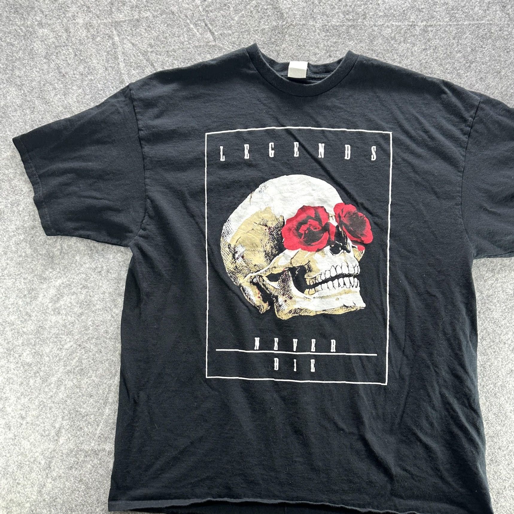 Vintage Legends Never Die Skull Roses Shirt Mens XL Black Graphic Gothic Tee Streetwear Size US XL / EU 56 / 4 - 3 Thumbnail