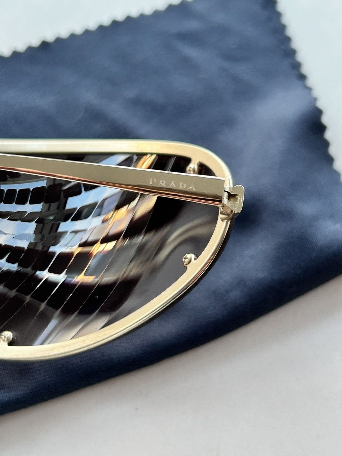 Prada Prada wrap around sunglasses tortoiseshell arms Size ONE SIZE - 7 Thumbnail