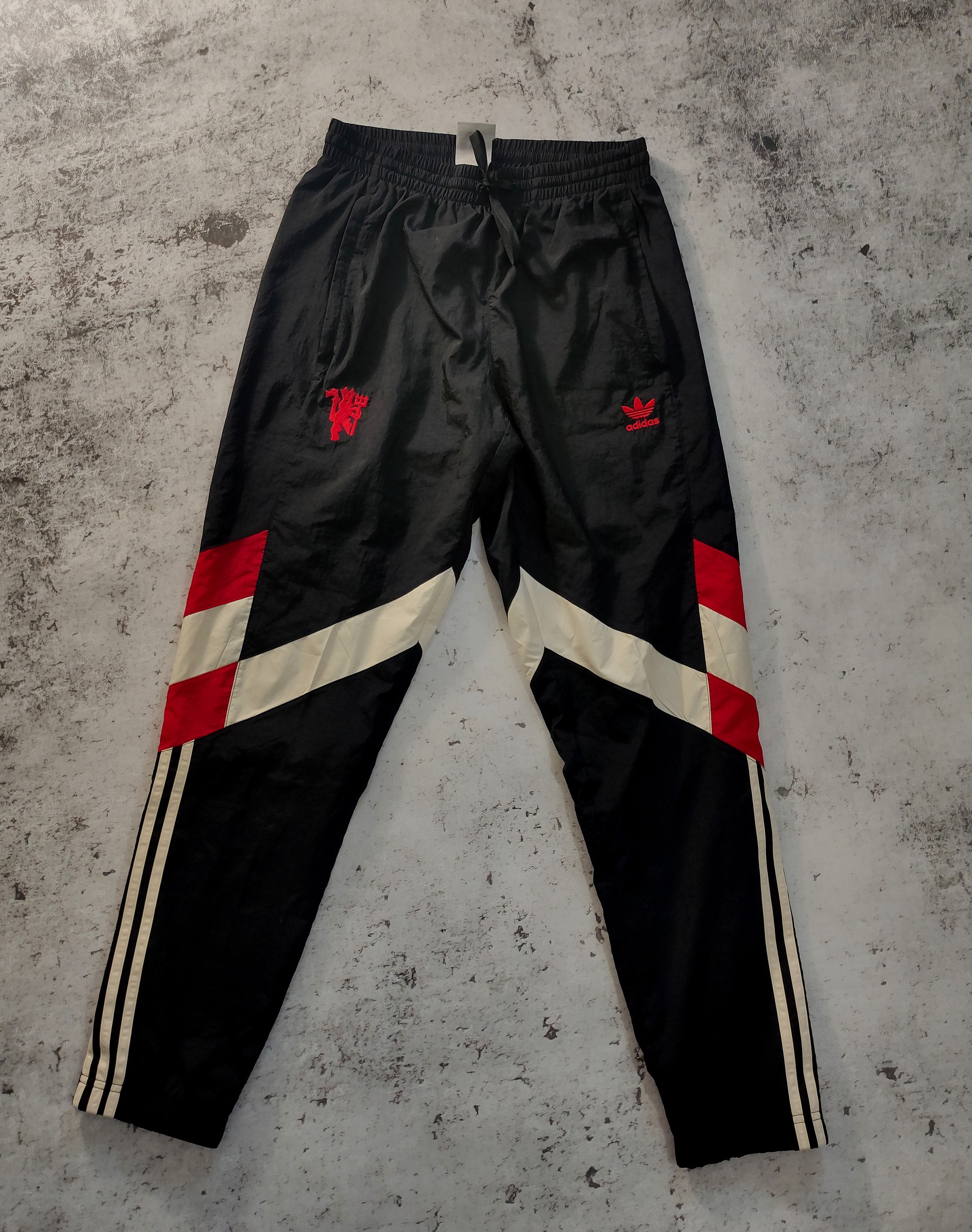 Adidas ADIDAS ORIGINALS X MANCHESTER UNITED PANTS IS6527 SIZE S Size US 28 / EU 44 - 1 Thumbnail