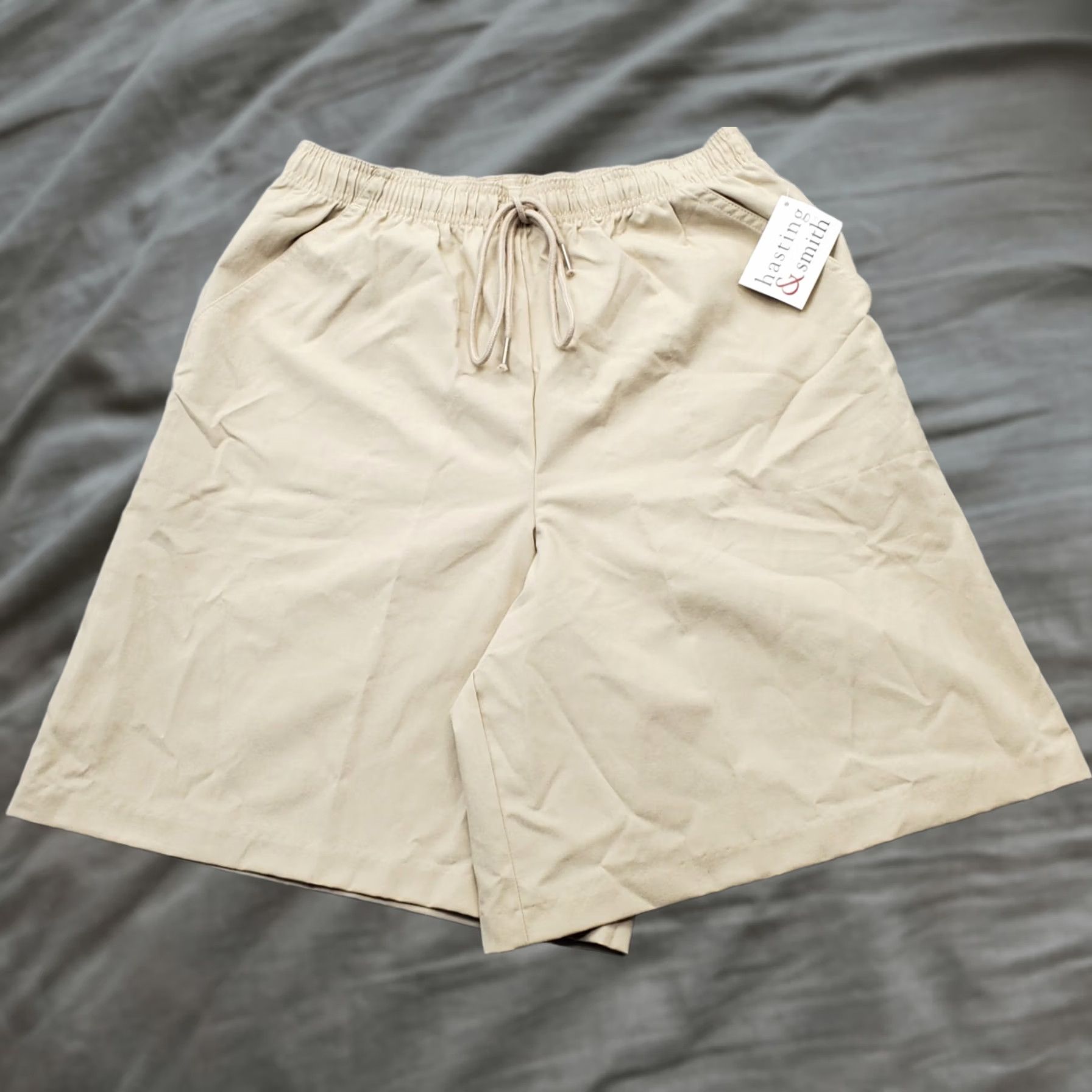 Vintage Hastings & Smith Womens Shorts Bermuda Tan Pleated Slash Pocket Drawstring Waist M Size 32" / US 10 / IT 46 - 1 Thumbnail