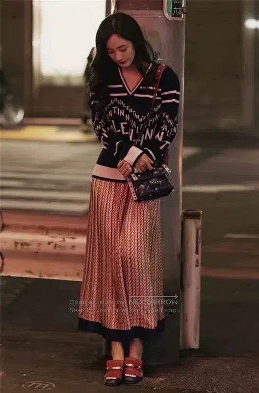 Valentino Valentino V-neck sweater top Size S / US 4 / IT 40 - 9 Thumbnail