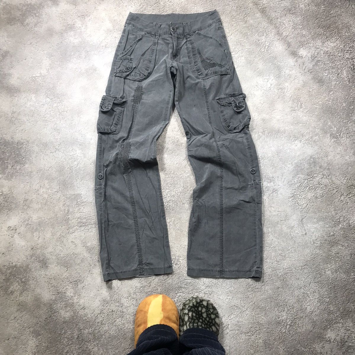 Vintage Vintage Y2K Baggy Cargo Pants Distressed Streetwear Logo 27 Size US 27 - 1 Thumbnail