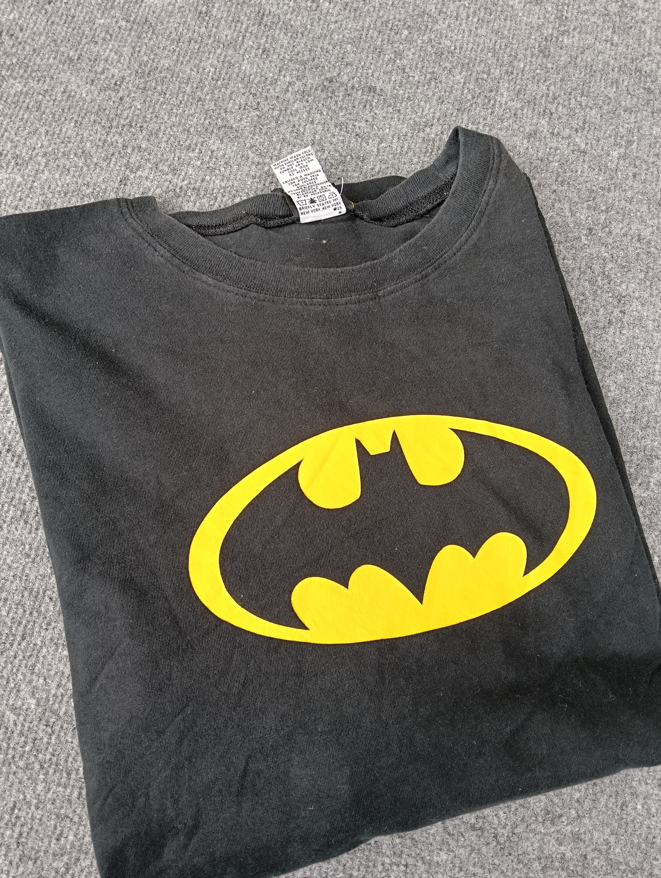 BATMAN SPELLOUT LOGO TSHIRT.