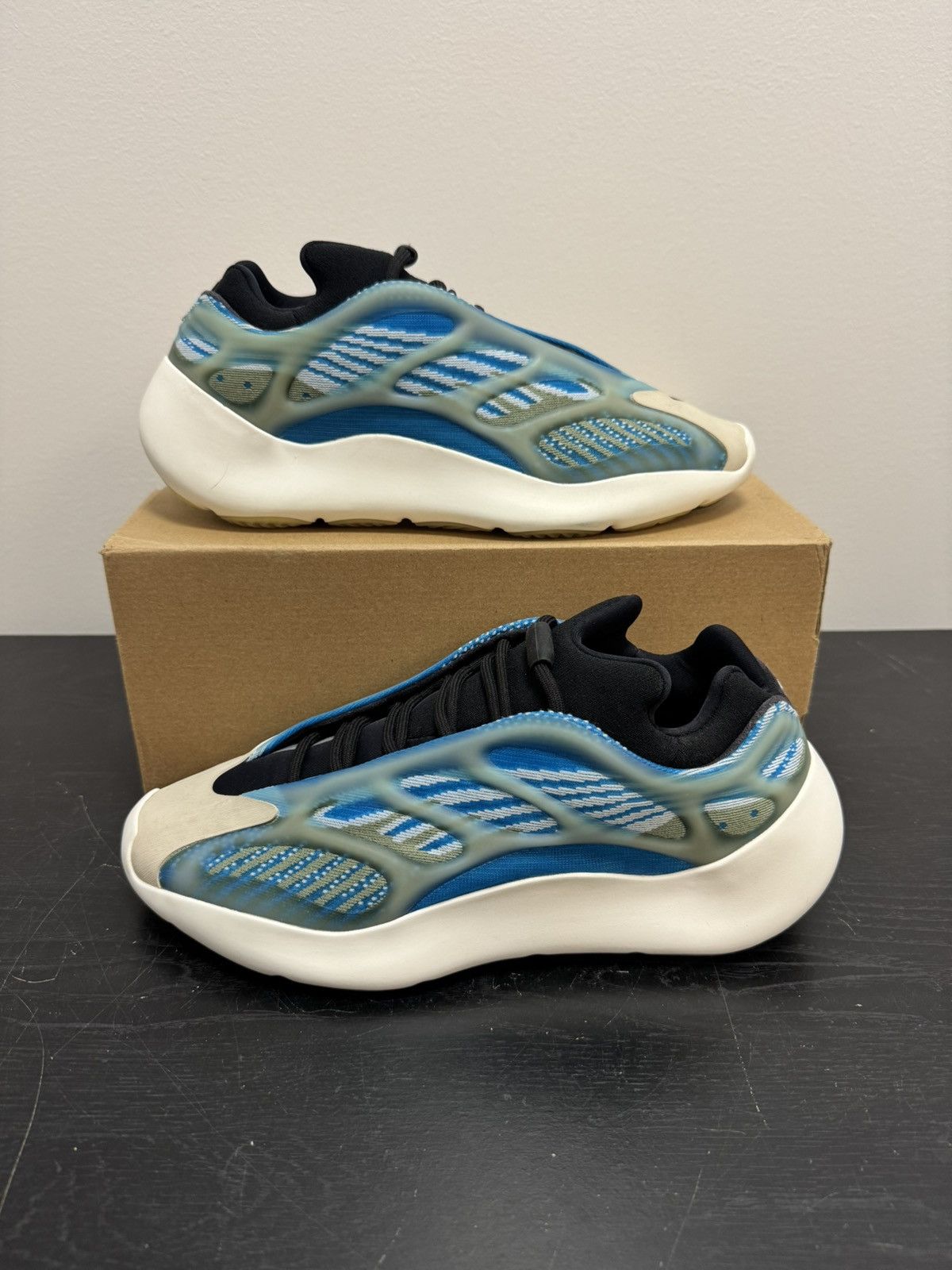 Yeezy Yeezy 700 arzareth Size US 9.5 / EU 42-43 - 1 Thumbnail