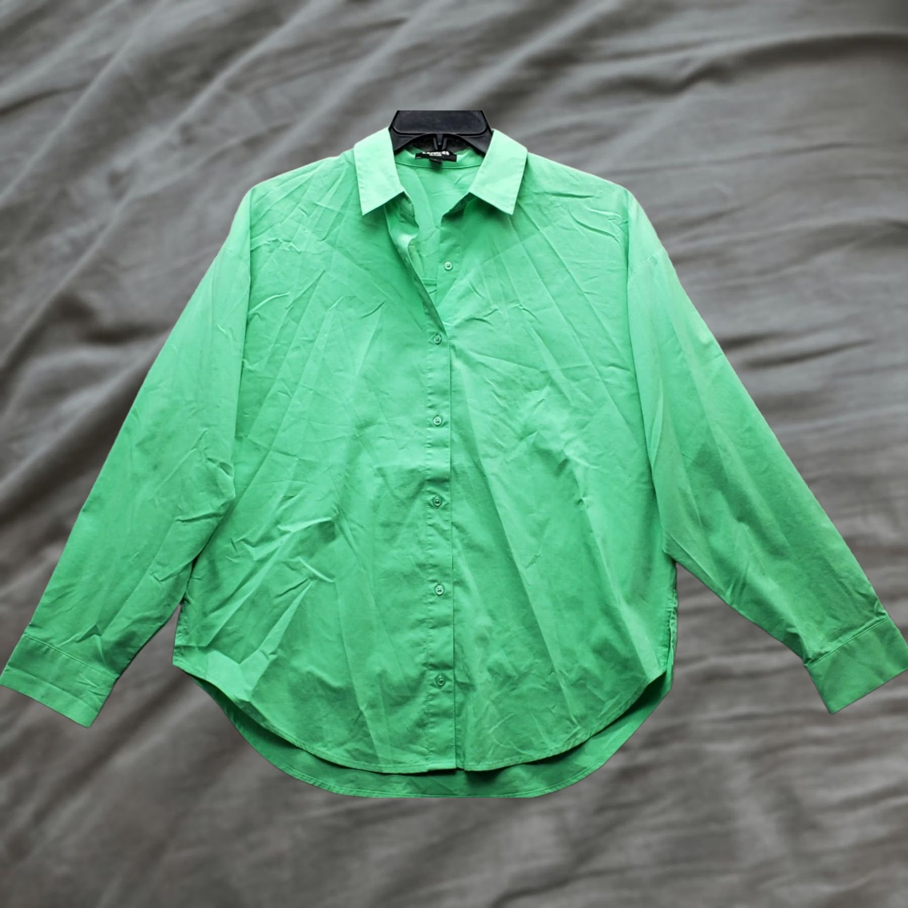 Express Express Button-Up Shirt Womens M Green Solid Collared High Low Slit Shirt Size M / US 6-8 / IT 42-44 - 1 Thumbnail