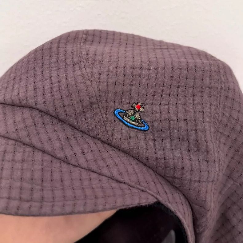 Vivienne Westwood Vivienne Westwood Pulling a newsboy's hat with a duck tong Size ONE SIZE - 8 Thumbnail