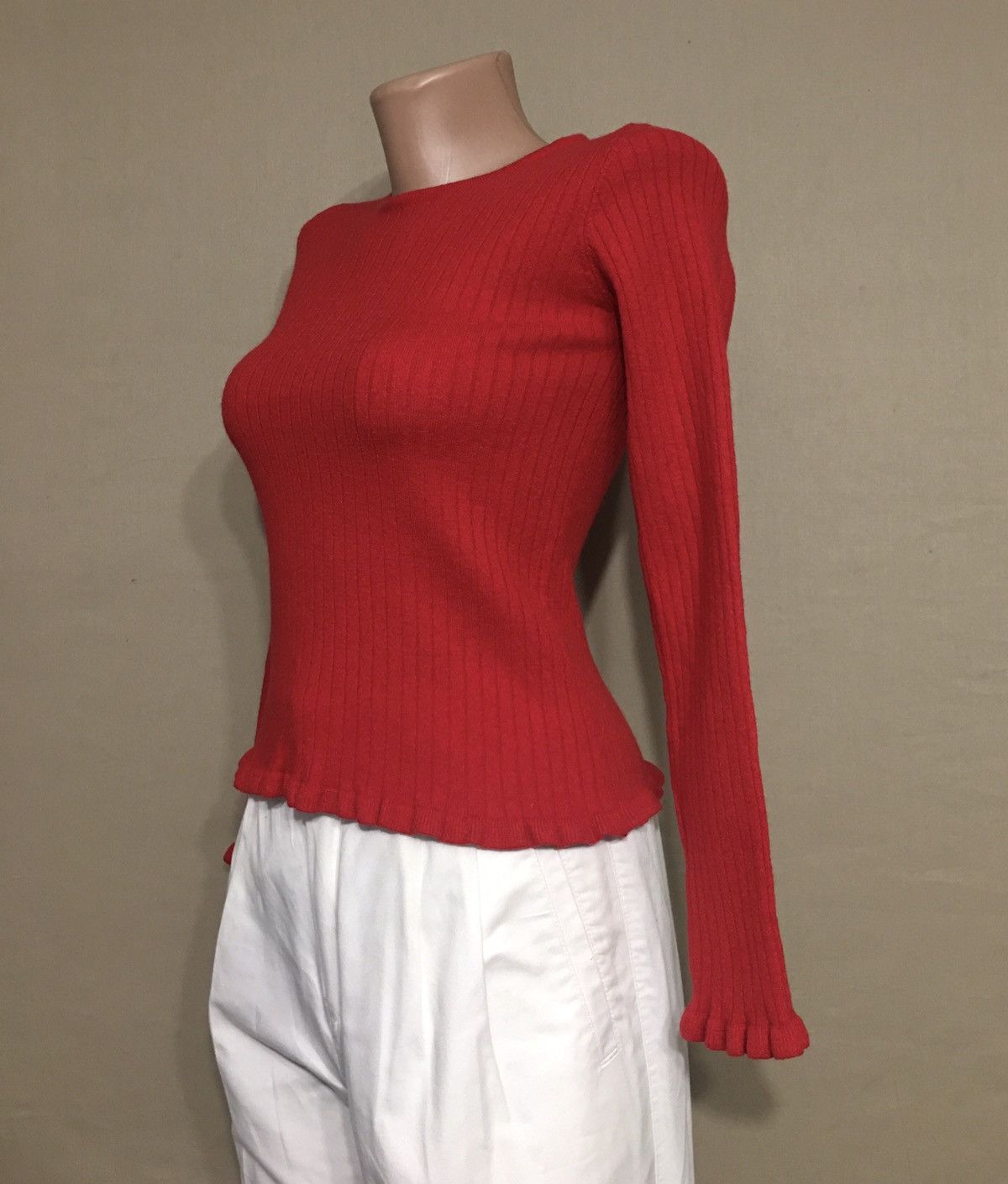Valentino × Vintage Vintage Valentino Ruffled Ribbed Red Wool Sweater Size XS / US 0-2 / IT 36-38 - 2 Thumbnail