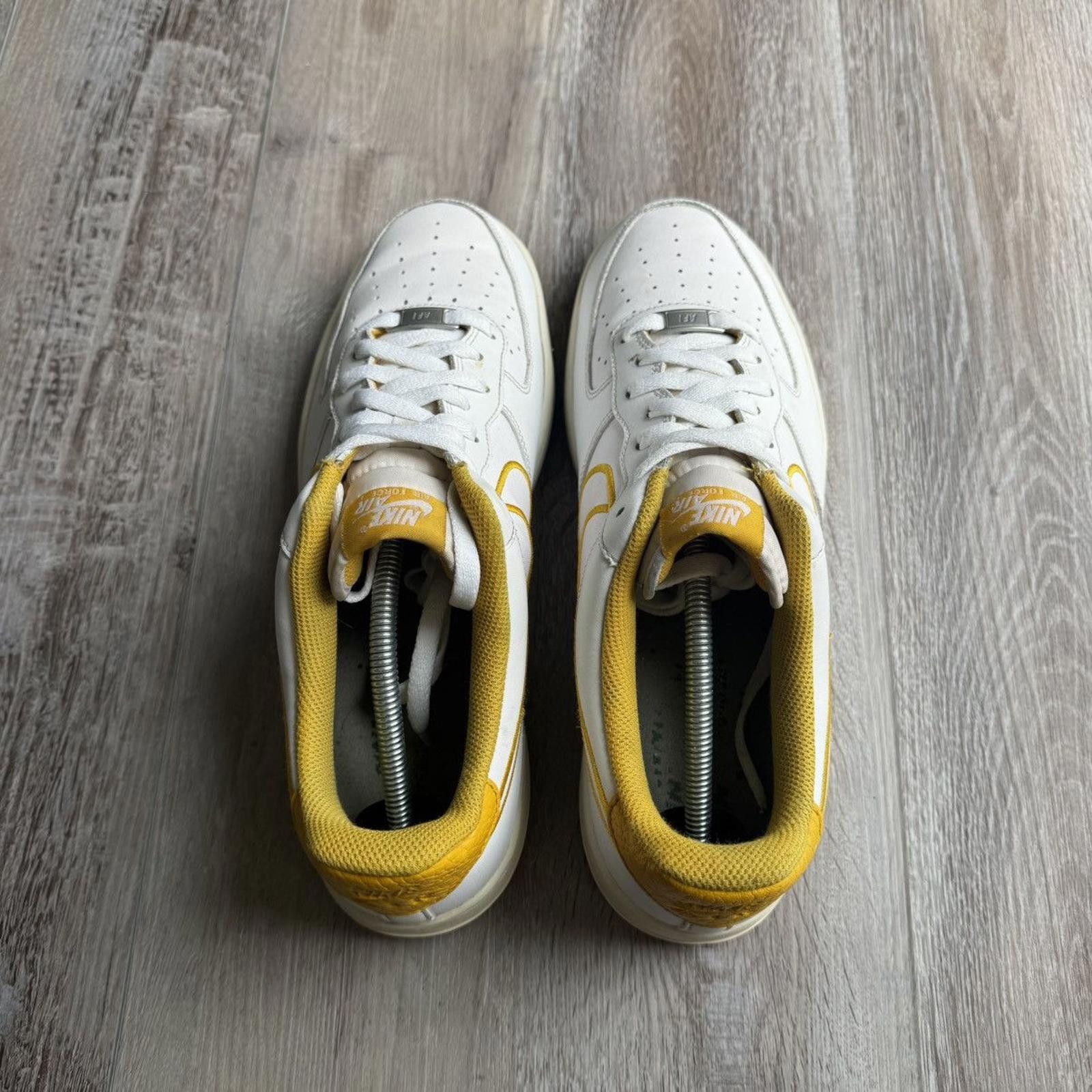 Nike NIKE • Air Force 1 Low "White Yellow Ochre" (12M) Size US 12 / EU 45 - 11 Thumbnail