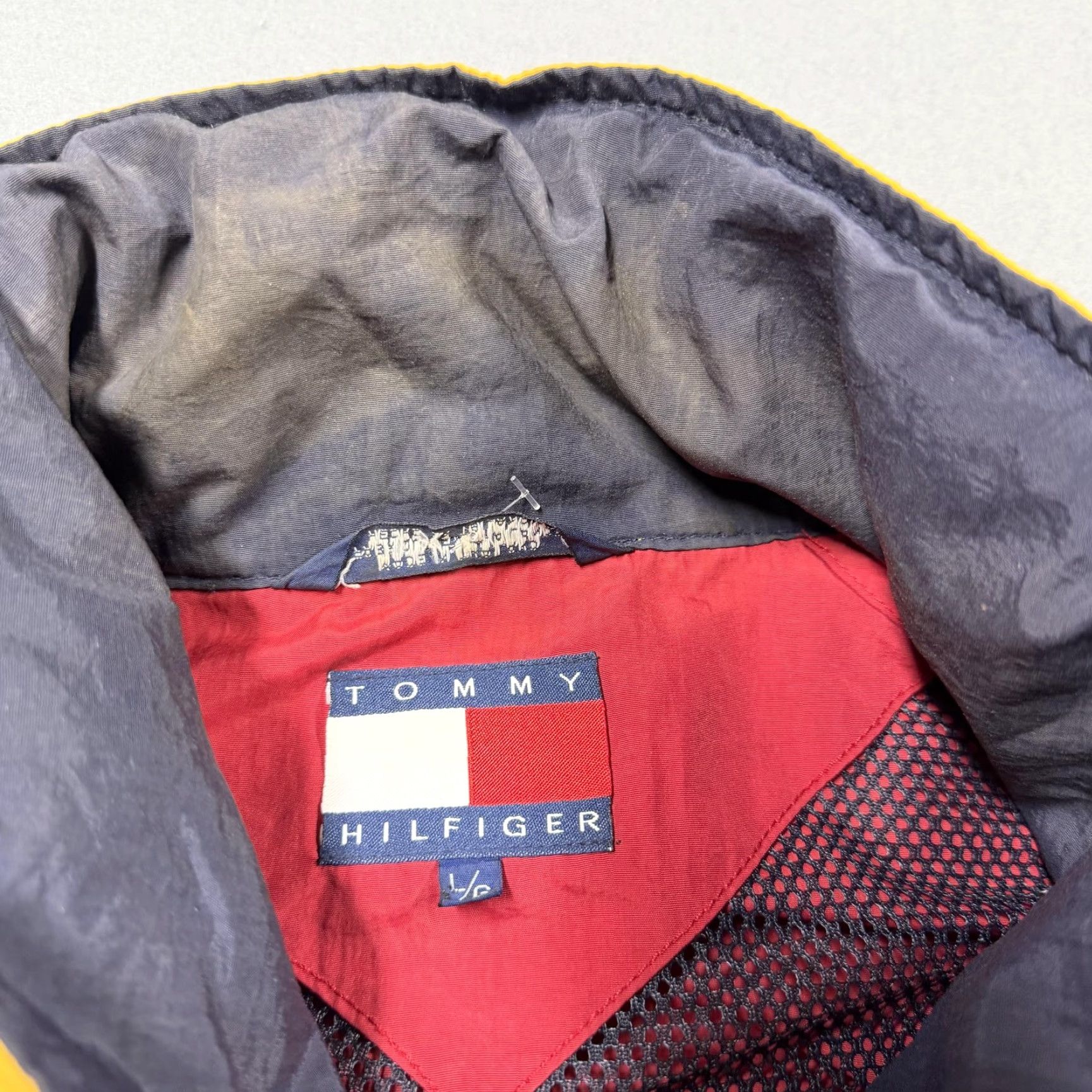 Tommy Hilfiger VINTAGE Tommy Hilfiger Jacket Mens Large Red Hooded Windbreaker 90s Logo Embroidered Zip Pockets Lightweight Size US L / EU 52-54 / 3 - 6 Thumbnail