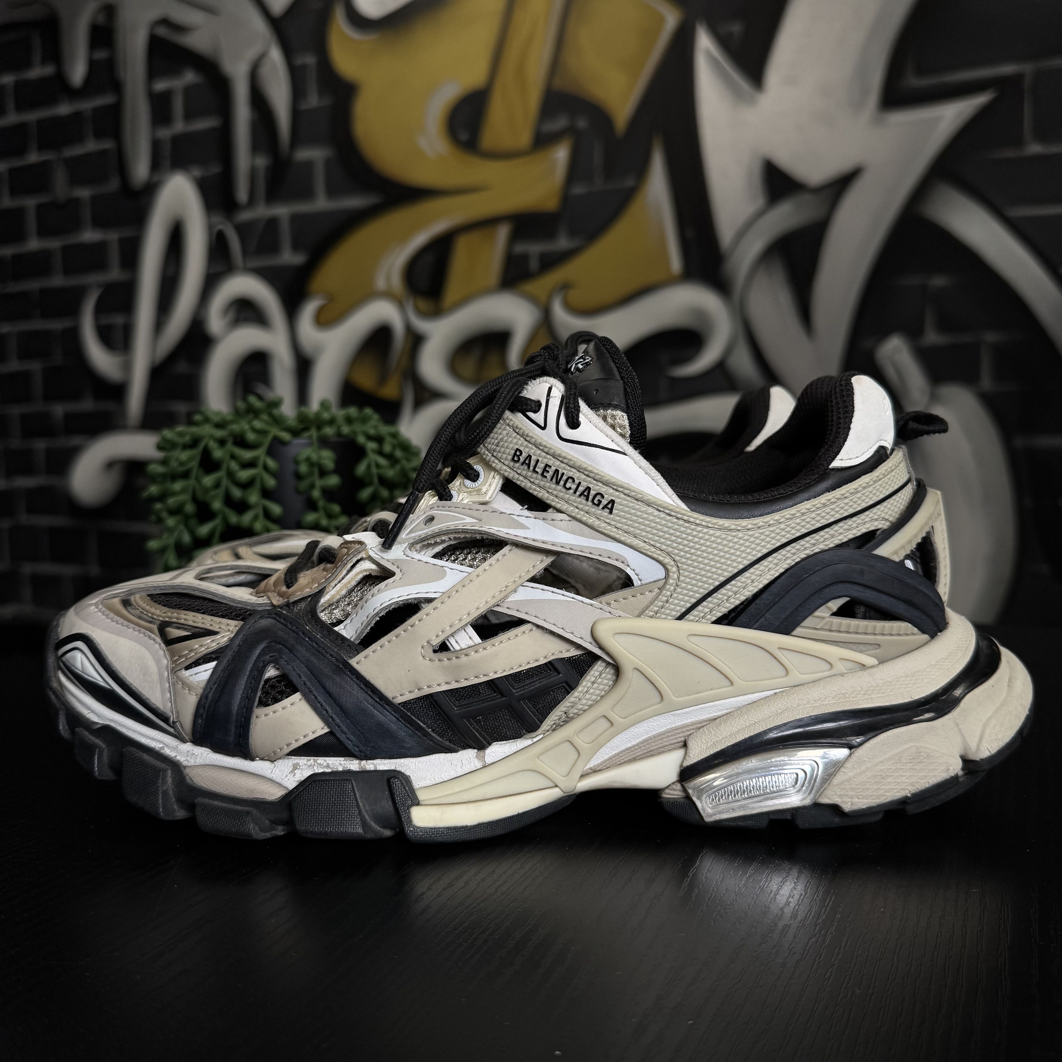 Balenciaga BALENCIAGA TRACK2 BEIGE BLACK Size US 9 / EU 42 - 3 Thumbnail