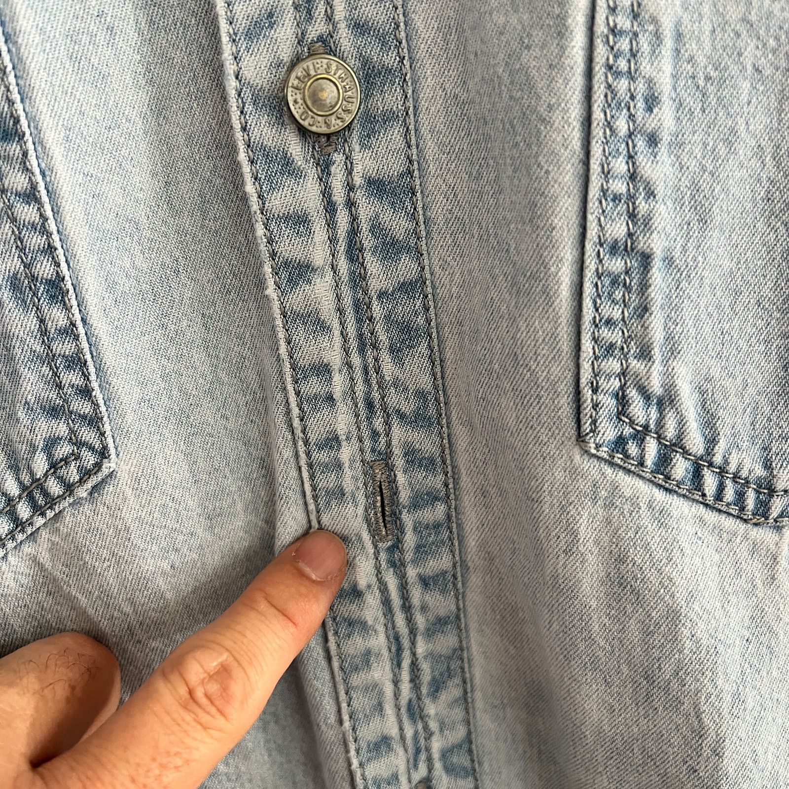 Levi's VTG Levi's Distressed Men's Denim Shirt L 25x29 Size US L / EU 52-54 / 3 - 4 Thumbnail