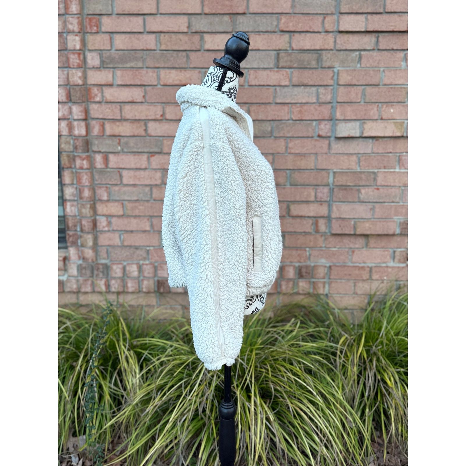 Athleta EUC Women's Athleta 1/4 Zip Cream Sherpa Pullover Size Small Size S / US 4 / IT 40 - 2 Thumbnail
