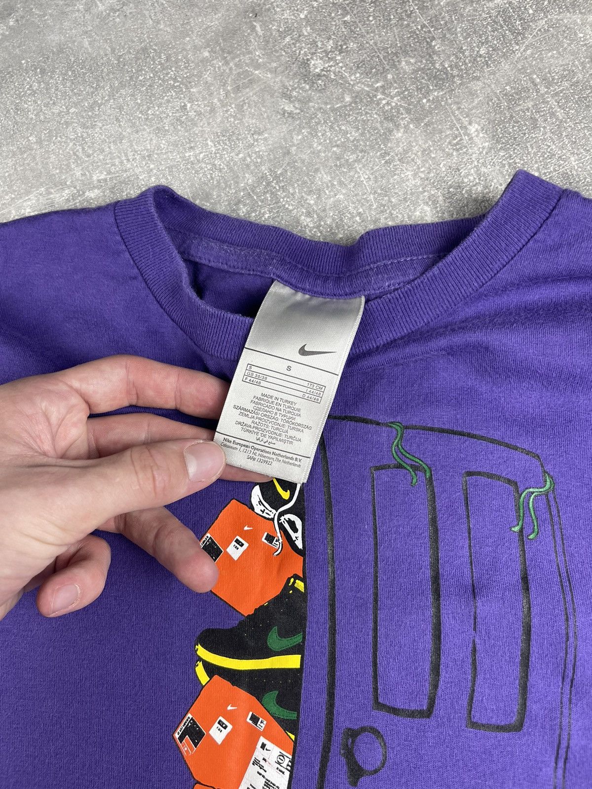 Nike × Vintage Nike Vintage 90s Rare Big Logo Sneakers Print T-Shirt Size US S / EU 44-46 / 1 - 6 Thumbnail