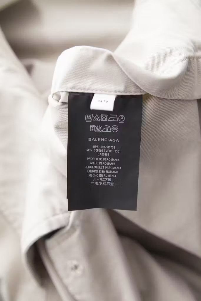 Balenciaga AW17 XXXL oversized mackintosh Size US S / EU 44-46 / 1 - 7 Thumbnail